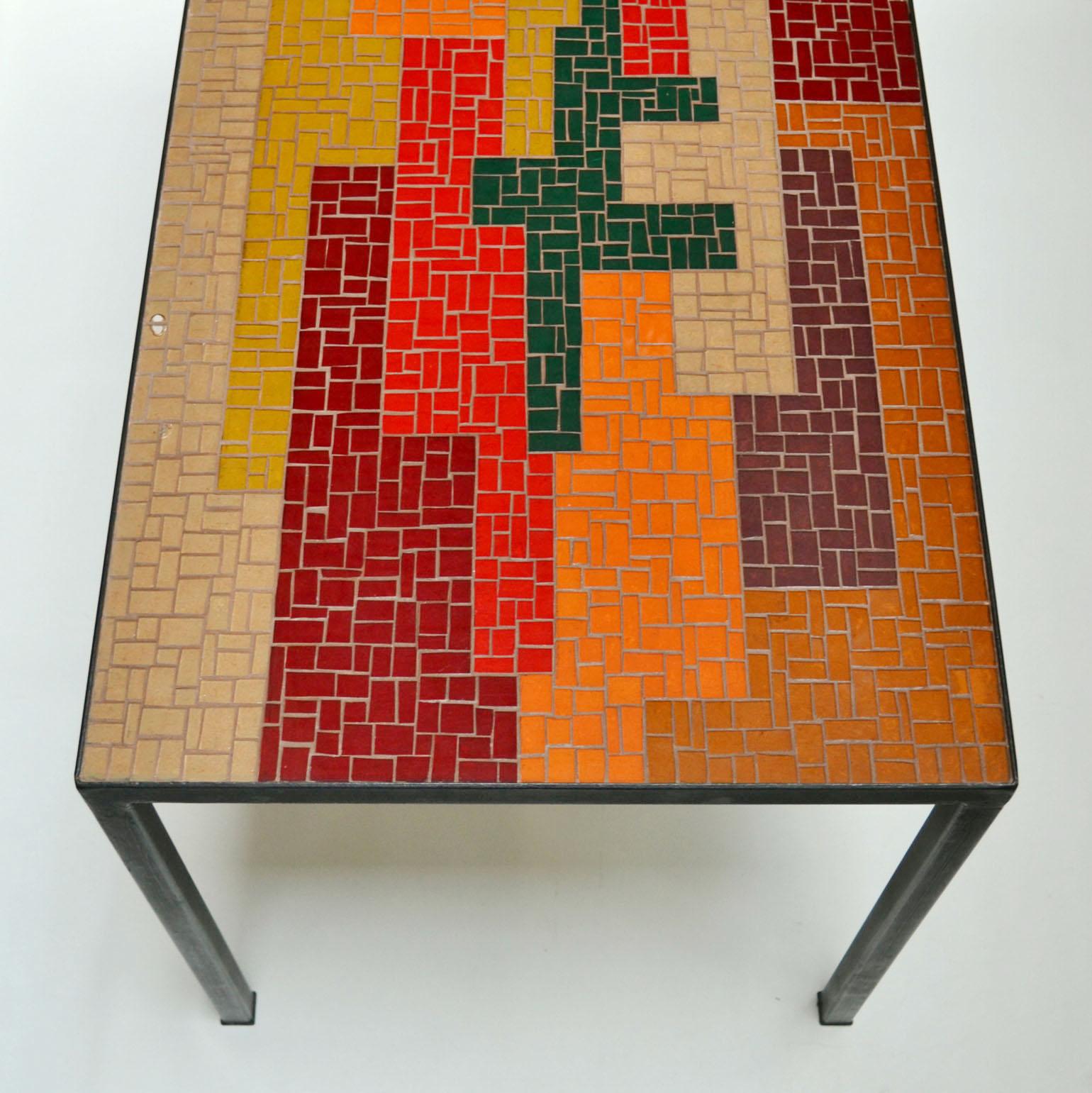Mosaik-Couchtisch mit abstraktem Muster in Schwarz, Rot, Orange und Ocker im Zustand „Hervorragend“ im Angebot in London, GB