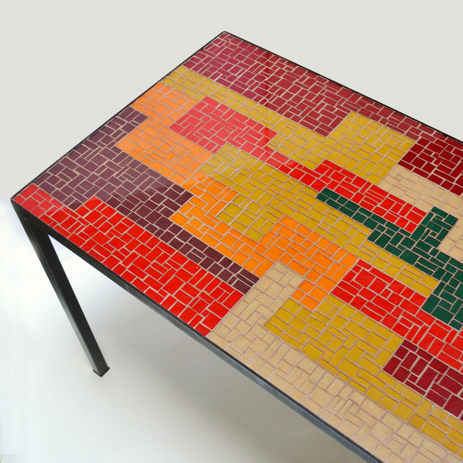 Milieu du XXe siècle Table basse en mosaïque avec motif abstrait en noir, rouge, orange et ocre en vente