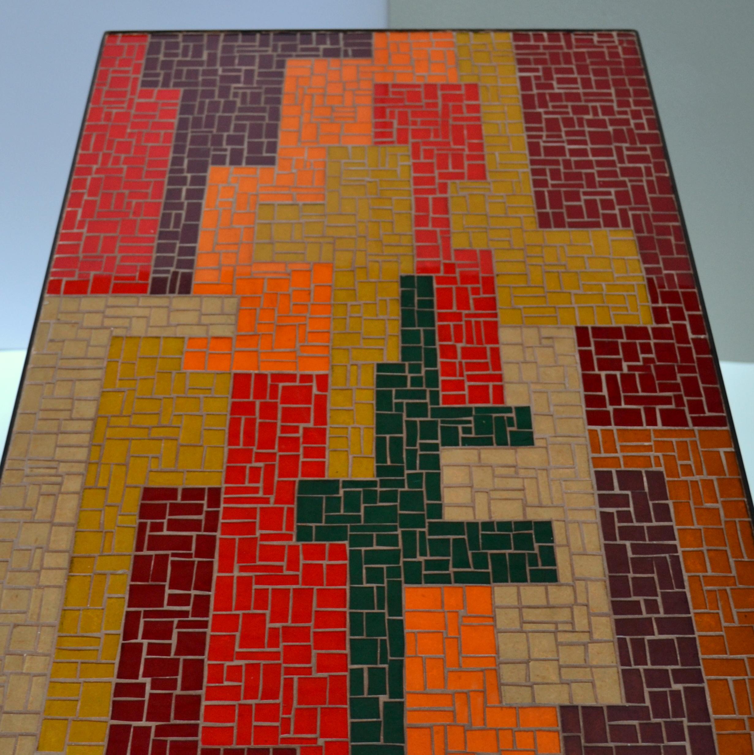 Mosaik-Couchtisch mit abstraktem Muster in Schwarz, Rot, Orange und Ocker im Angebot 2