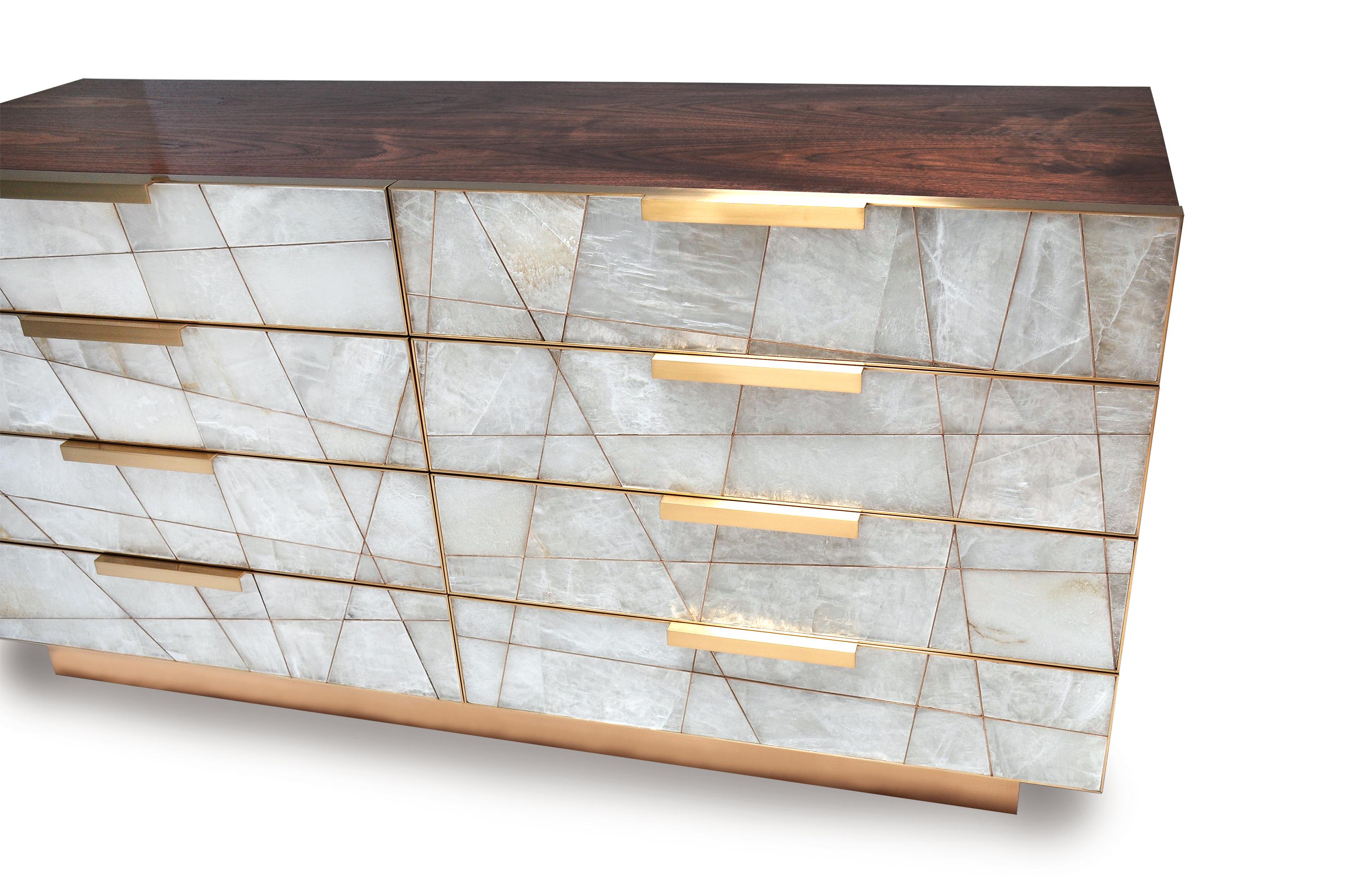 Mosaik-Kommode aus Selenit, Bronze und amerikanischem Nussbaumholz von Newell Design Studio (21. Jahrhundert und zeitgenössisch) im Angebot