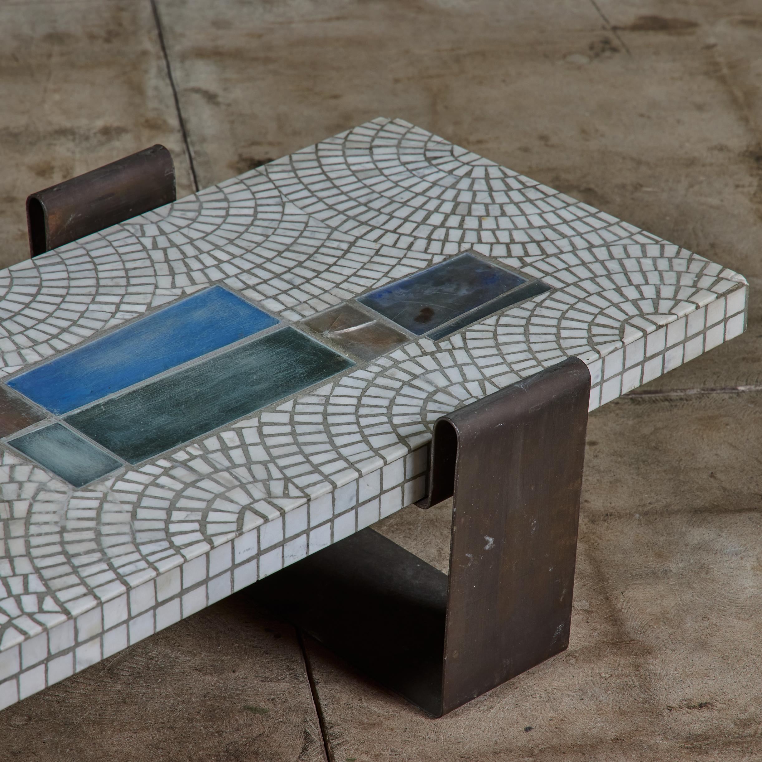 Mesa de centro de mosaico de azulejos de vidrio Moderno de mediados de siglo en venta