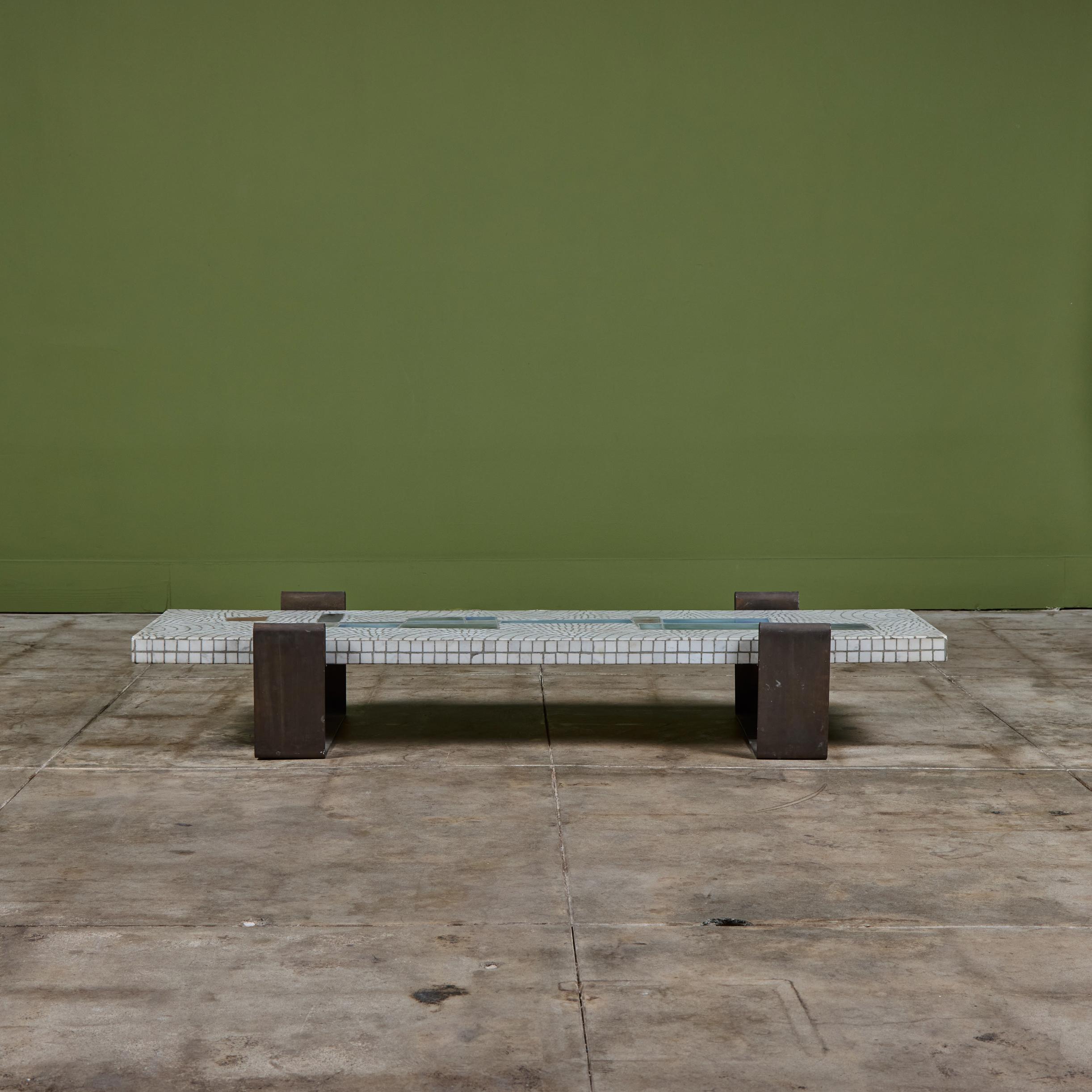 Mesa de centro de mosaico de azulejos de vidrio Estadounidense en venta