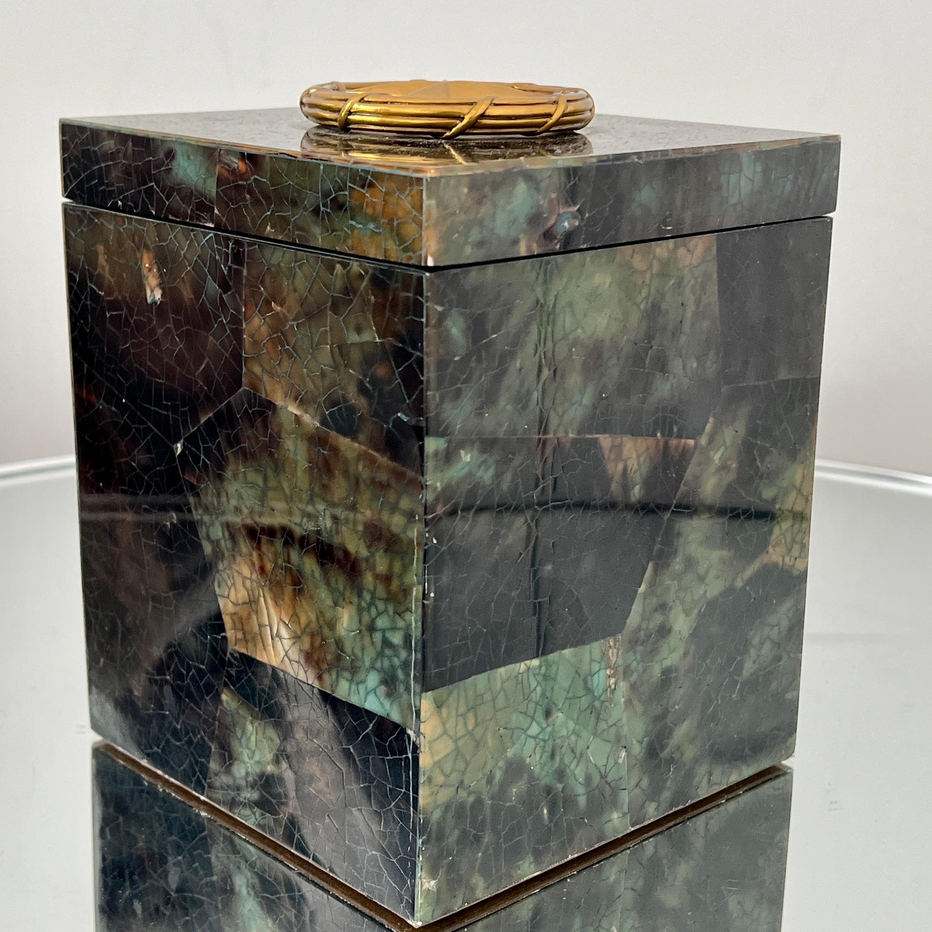 Dekorative Box aus grünem Mosaik mit Stern aus Messing von Maitland Smith im Angebot 1