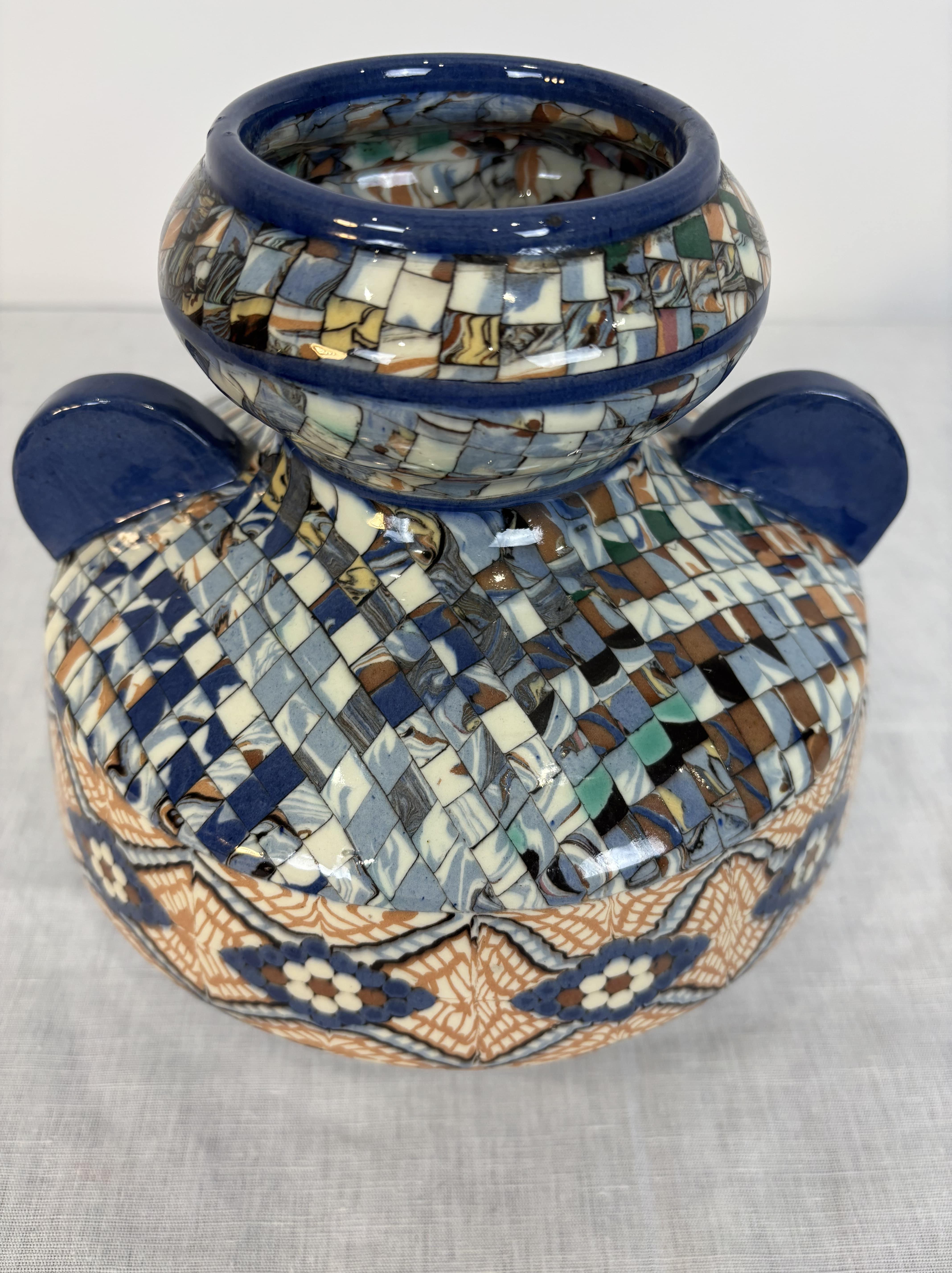Mosaico di Gerbino, Jean Gerbino (1876-1966).  
Grande vaso a sfera con orecchie in bellissime tonalità di blu, beige e marrone chiaro, con motivi a mosaico a fregio.  
Tecnica della terra mista a mosaico.  
Ottime condizioni  
Firmato sulla base: