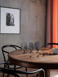 Spécimen de météorite lunaire en forme de mosaïque avec intérieur bréchique gris et blanc