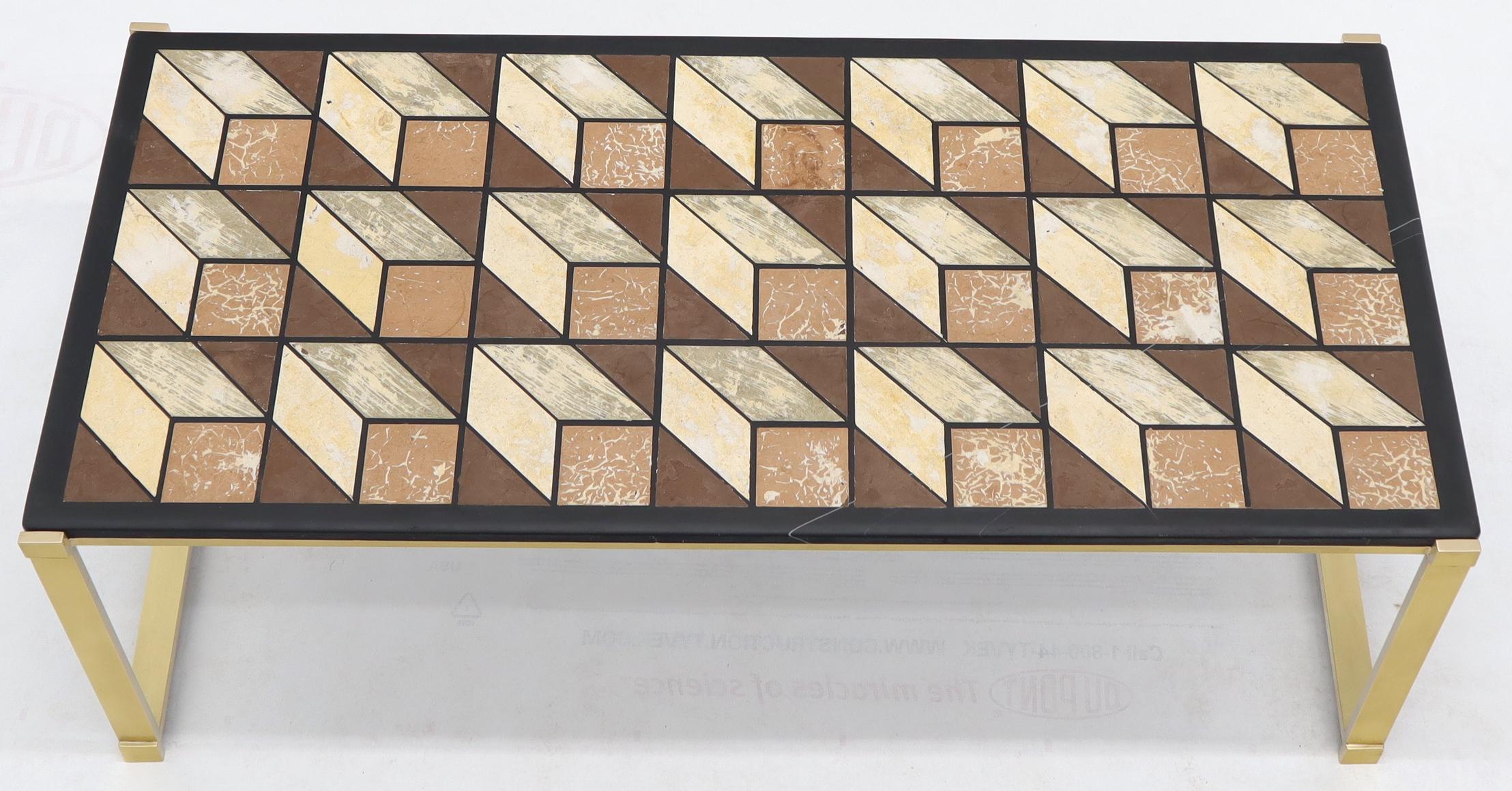 Couchtisch mit Mosaik-Marmorplatte und massiven Messing-Bügelfüßen (Moderne der Mitte des Jahrhunderts) im Angebot