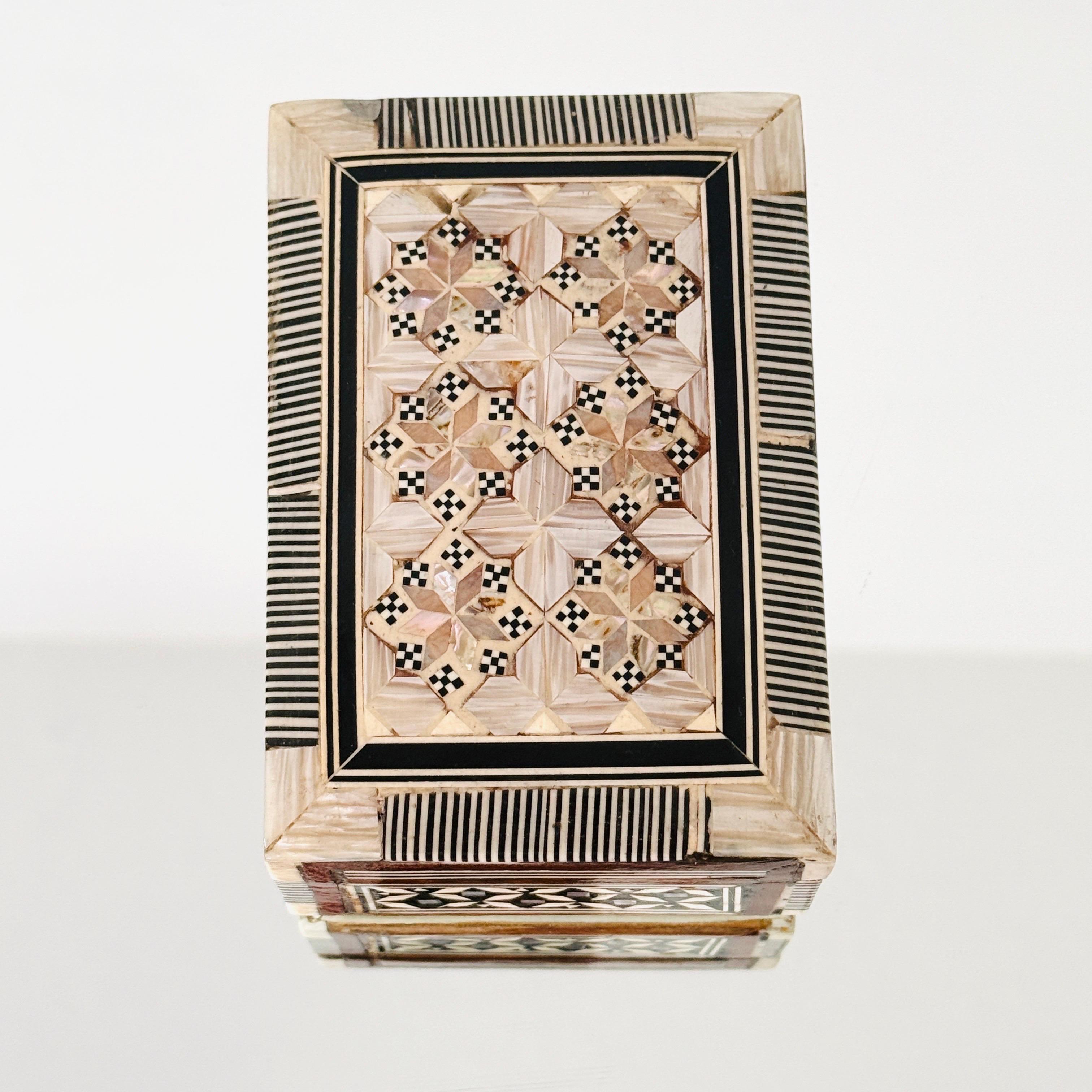 Asia occidentale Scatola in intarsio a mosaico con intarsi in madreperla, Medio Oriente. c.C. 1960 in vendita