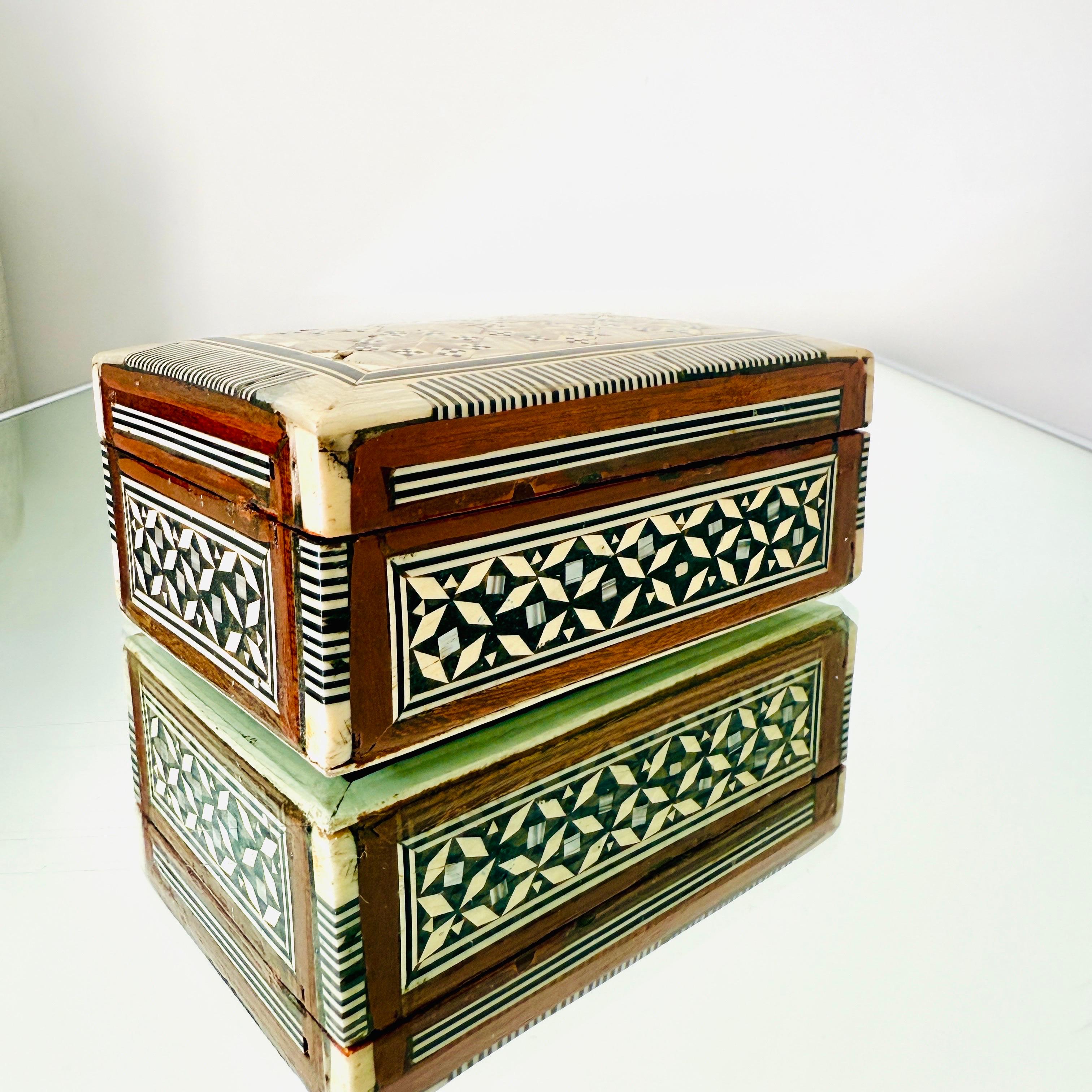 Scatola in intarsio a mosaico con intarsi in madreperla, Medio Oriente. c.C. 1960 in vendita 1