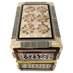 Caja de marquetería de mosaico con incrustaciones de nácar, Oriente Próximo. c. 1960