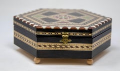 Boîte à musique octogonale mauresquetée sur pied Grenade, Espagne 1950