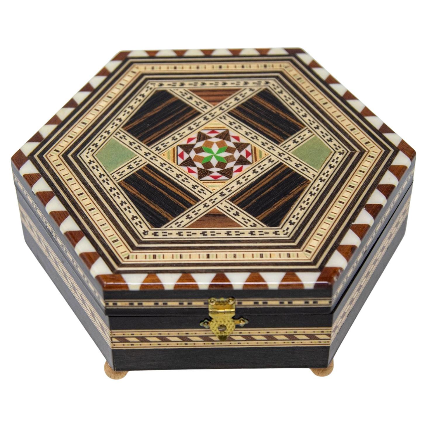 Caja de música morisca de pie octogonal con marquetería de mosaico Granada España 1950