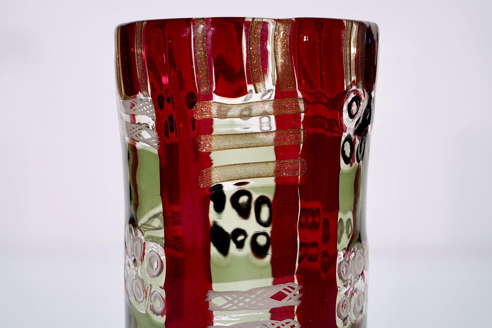 Mosaik Murano Vase mit Murrina, Zanfirico und Avventurina in rot und grau (Italienisch) im Angebot