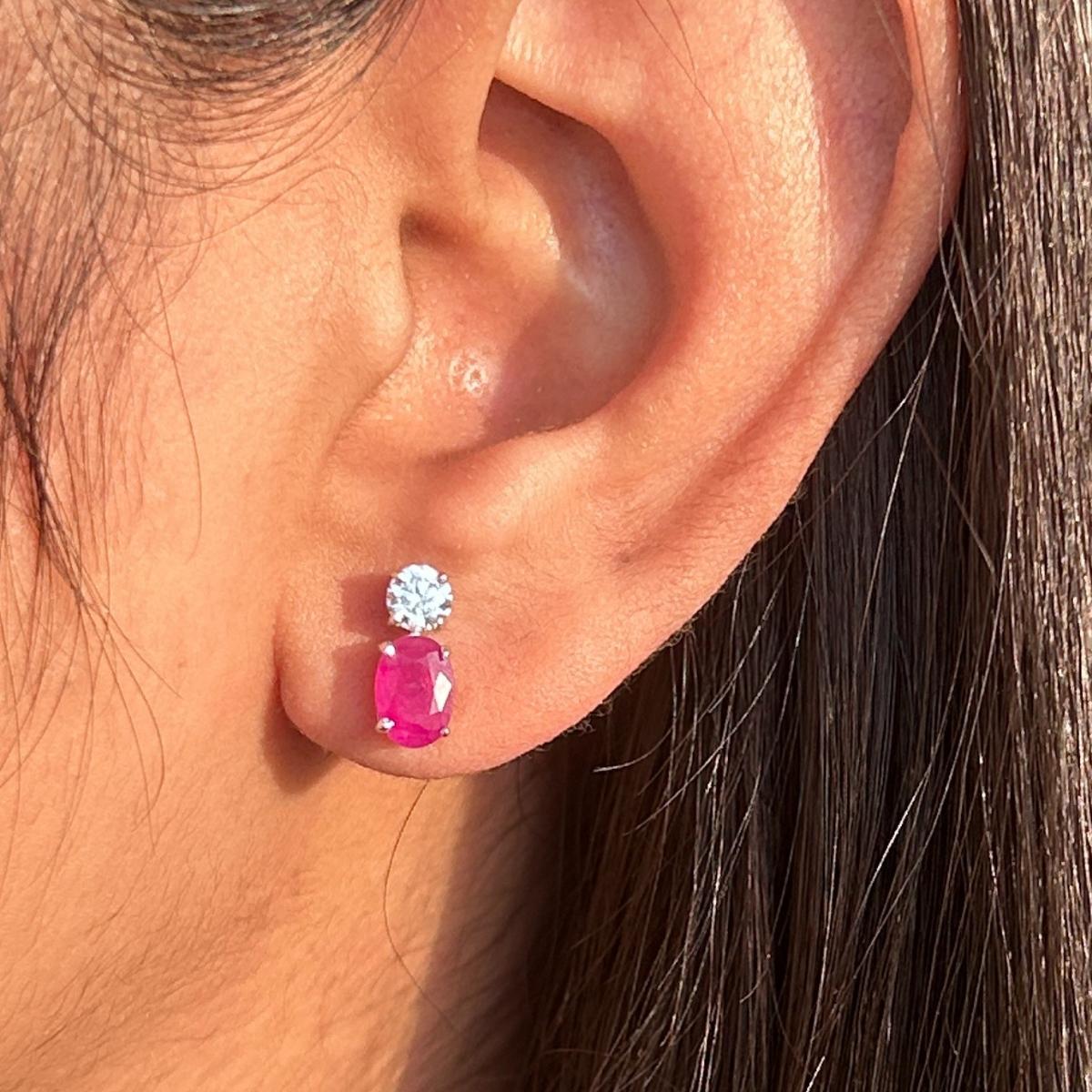 Orecchini a perno in argento sterling con pietra di luglio sfaccettata, in argento sterling, per fare un figurone con il tuo look. Gli orecchini a perno ti serviranno per dare un tocco di classe al tuo look. Questi orecchini creano un look