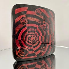 Vase en forme de coquille de stylo avec incrustations rouges et noires de R & Y Augousti