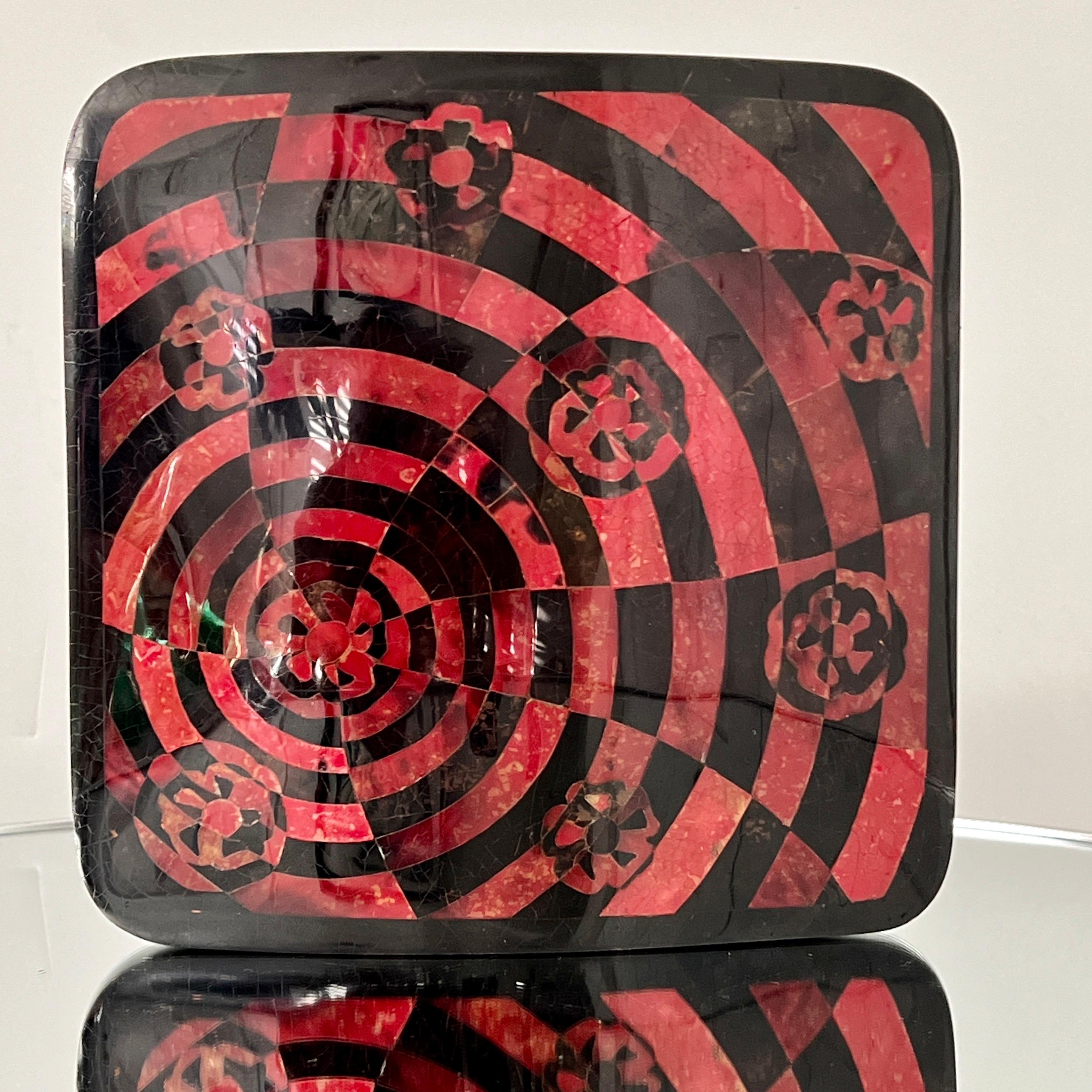 Organique Vase en forme de coquille de stylo avec incrustations rouges et noires de R & Y Augousti  en vente