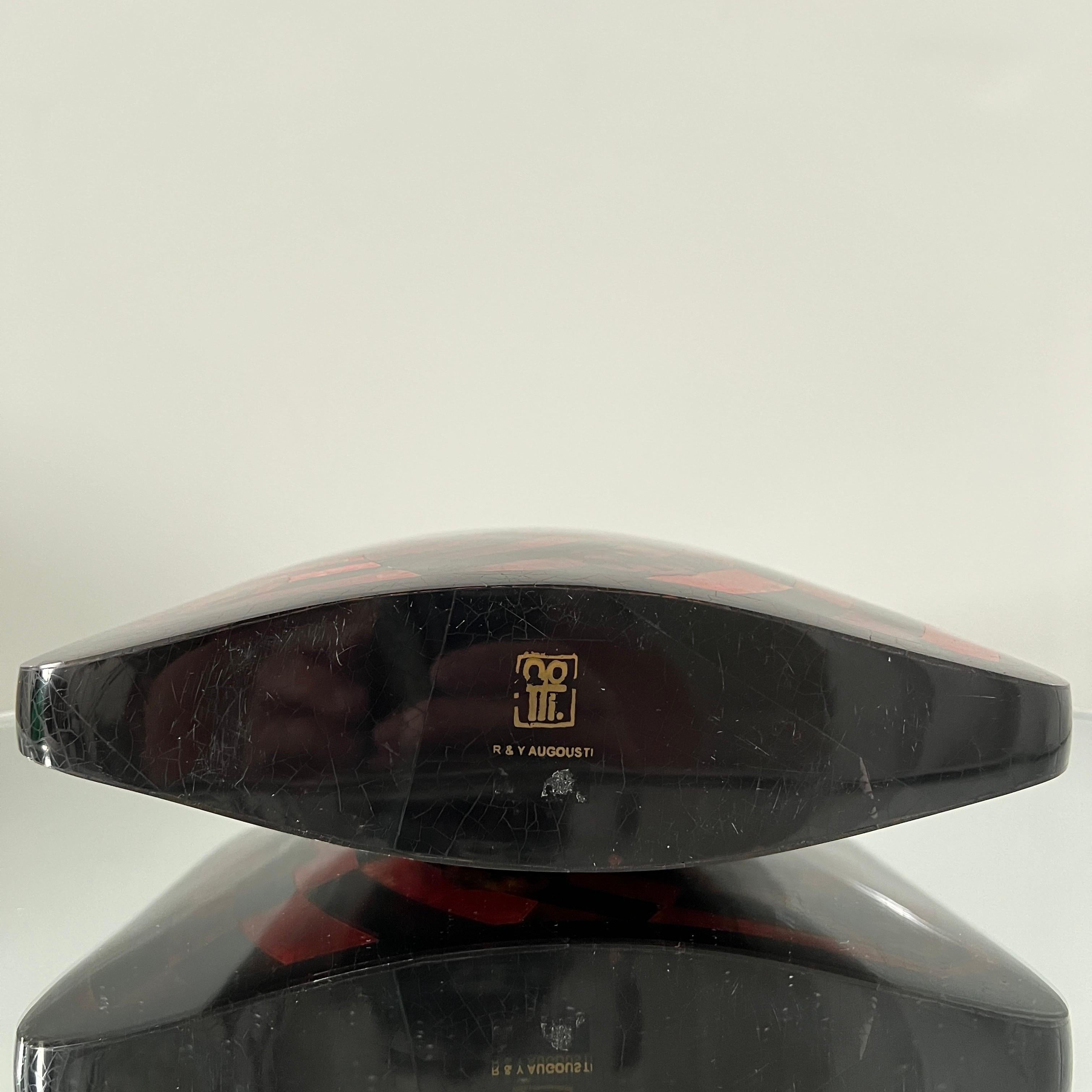 Vase en forme de coquille de stylo avec incrustations rouges et noires de R & Y Augousti  en vente 1