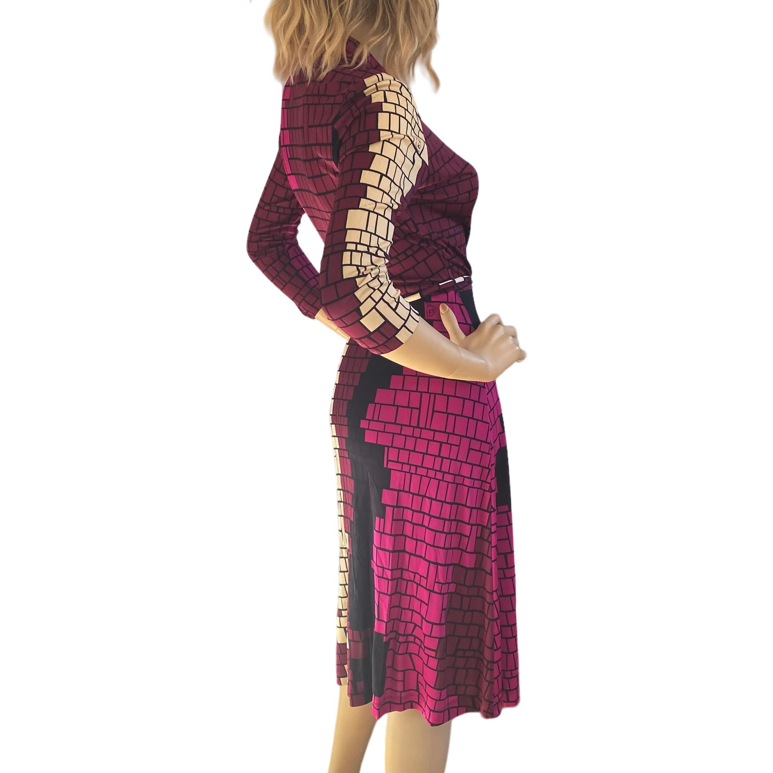 Mosaik Print Seidenjersey Mock Wrap Kleid + Quastengürtel - NWT FLORA KUNG im Zustand „Neu“ im Angebot in Boston, MA