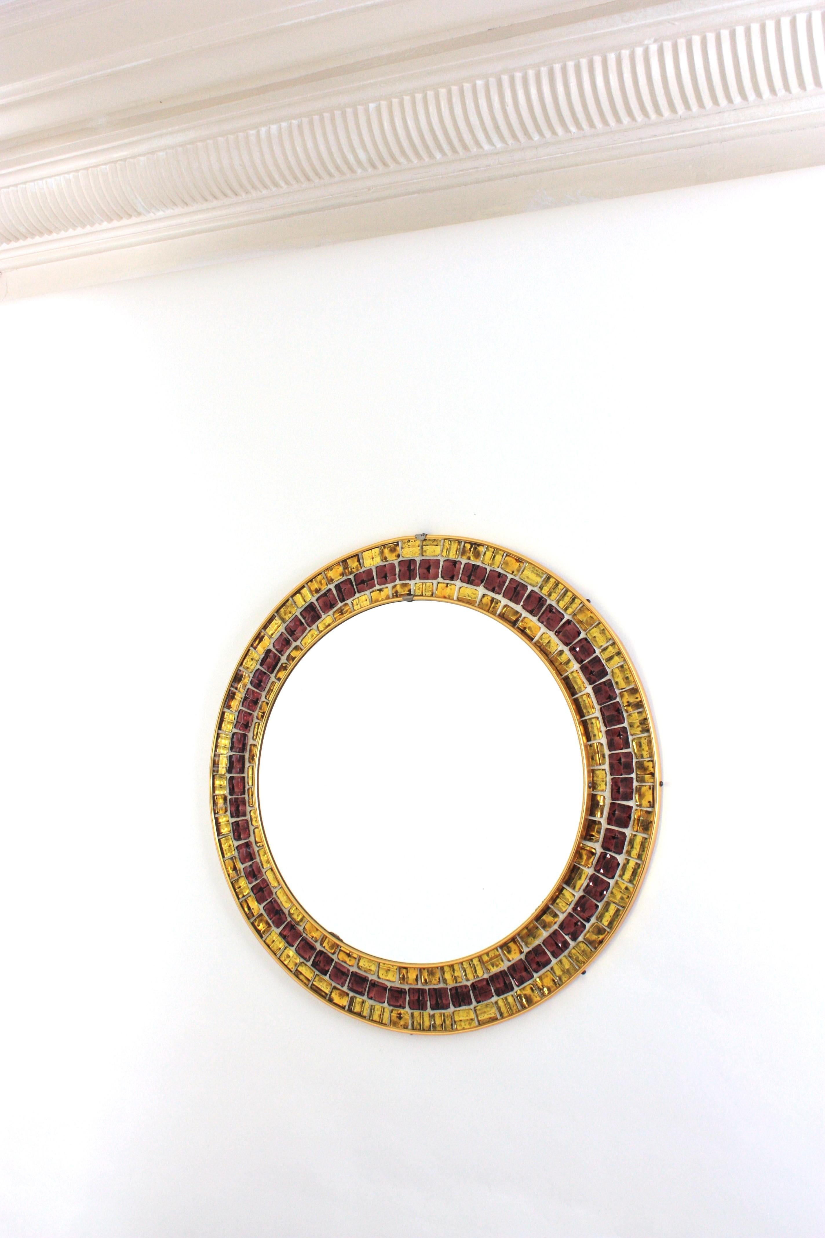 Mosaic Round Wall Mirror with Golden and Garnet Glass Tiles Frame, 1960 en venta 3