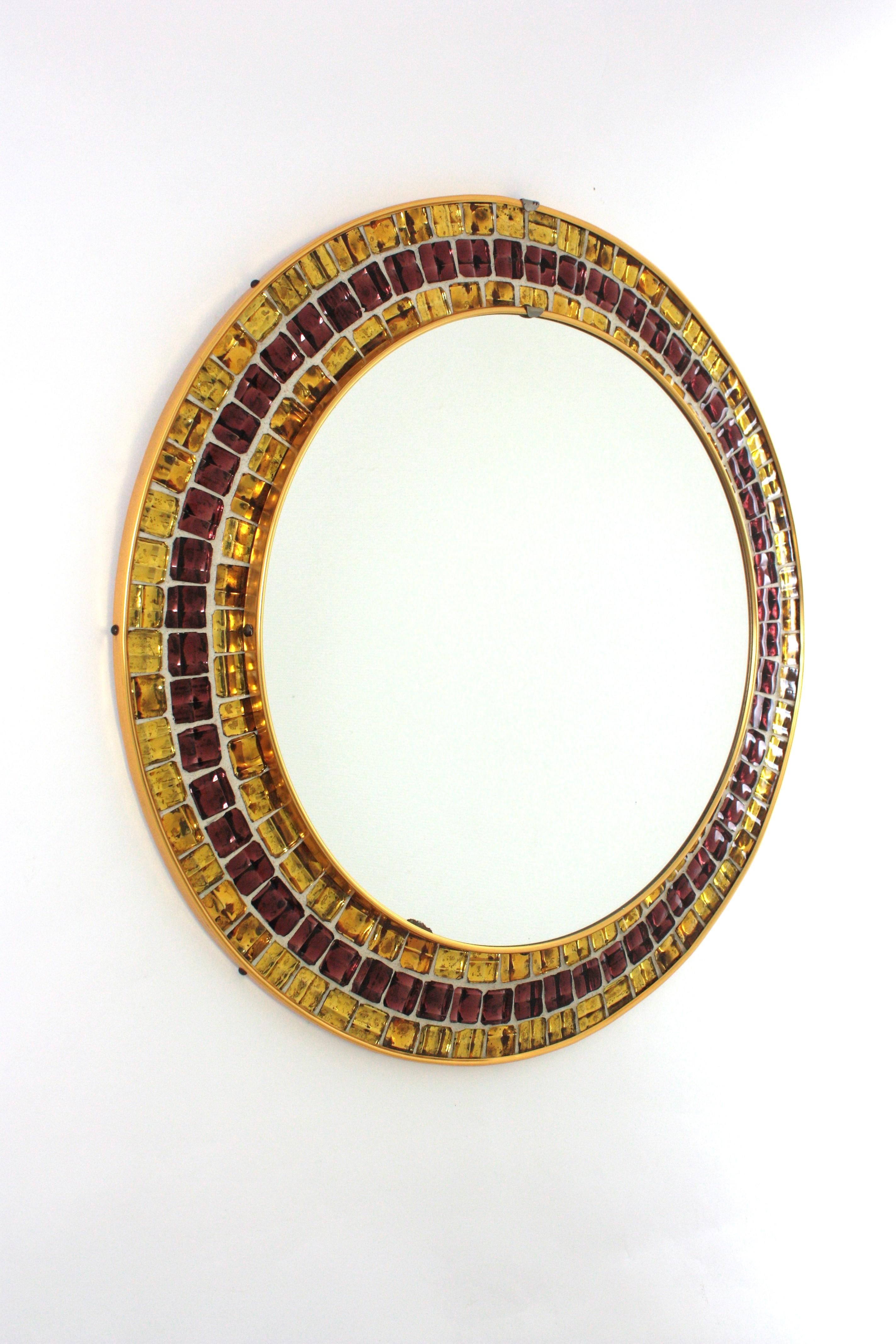 Mosaic Round Wall Mirror with Golden and Garnet Glass Tiles Frame, 1960 Moderno de mediados de siglo en venta