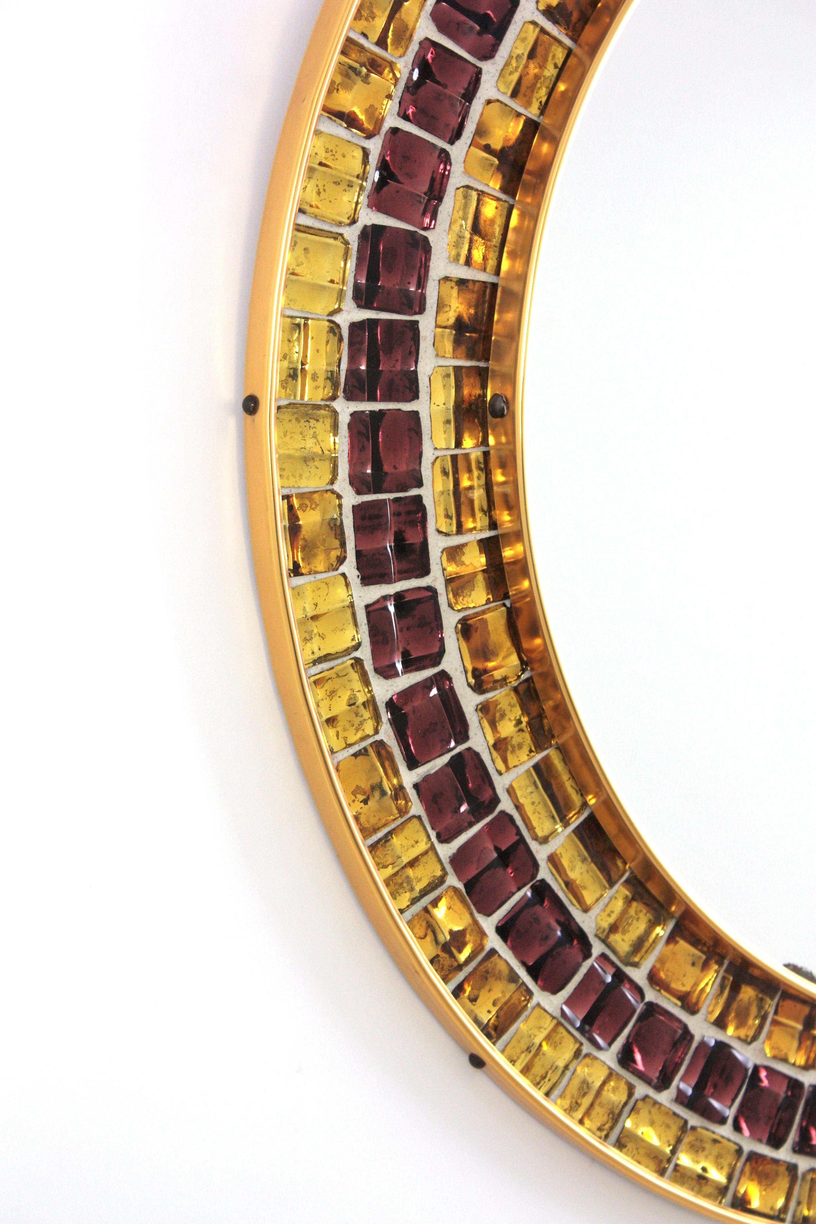 Mosaic Round Wall Mirror with Golden and Garnet Glass Tiles Frame, 1960 Hecho a mano en venta
