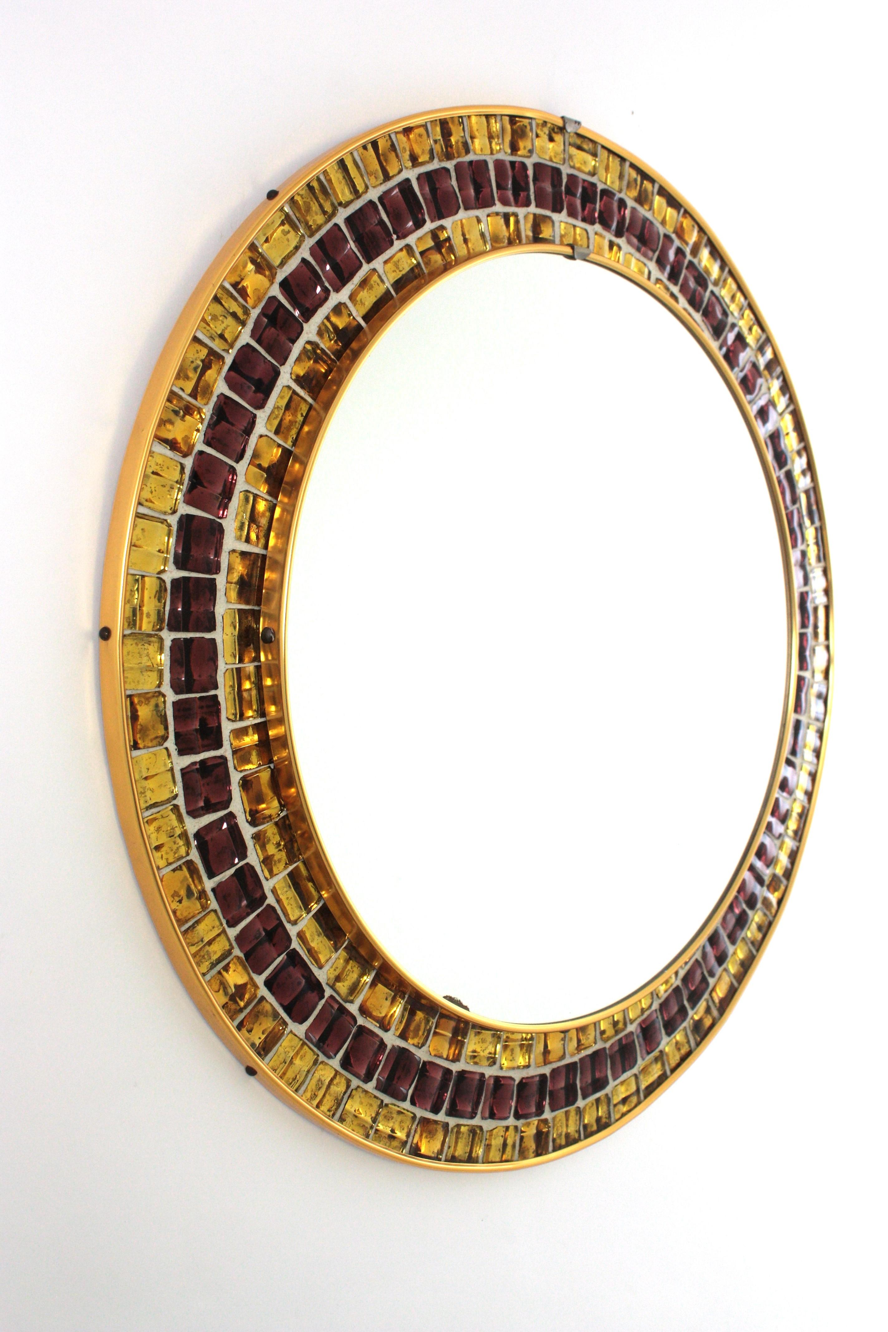Mosaic Round Wall Mirror with Golden and Garnet Glass Tiles Frame, 1960 en Bueno estado para la venta en Barcelona, ES