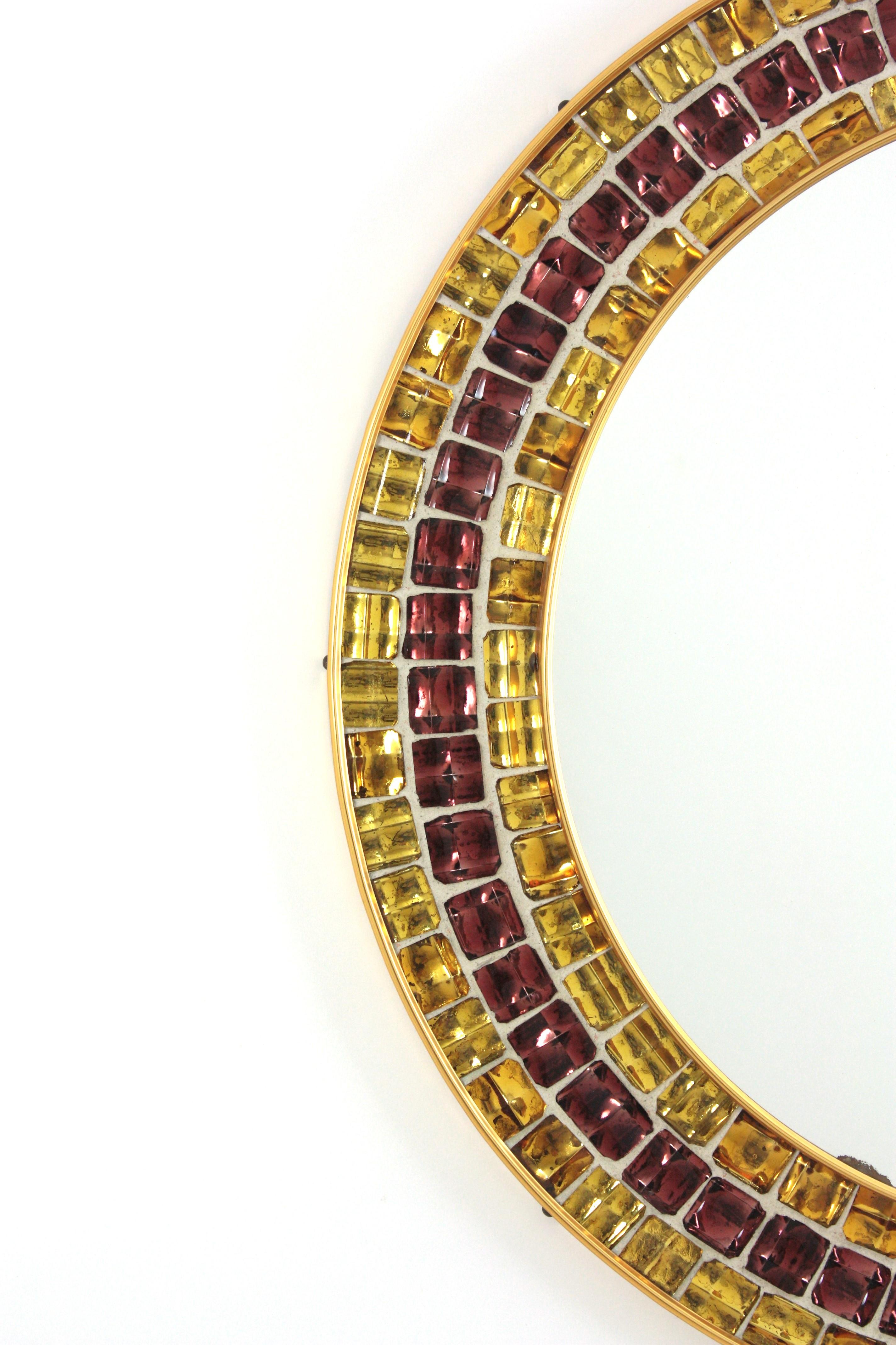 Mosaic Round Wall Mirror with Golden and Garnet Glass Tiles Frame, 1960 siglo XX en venta
