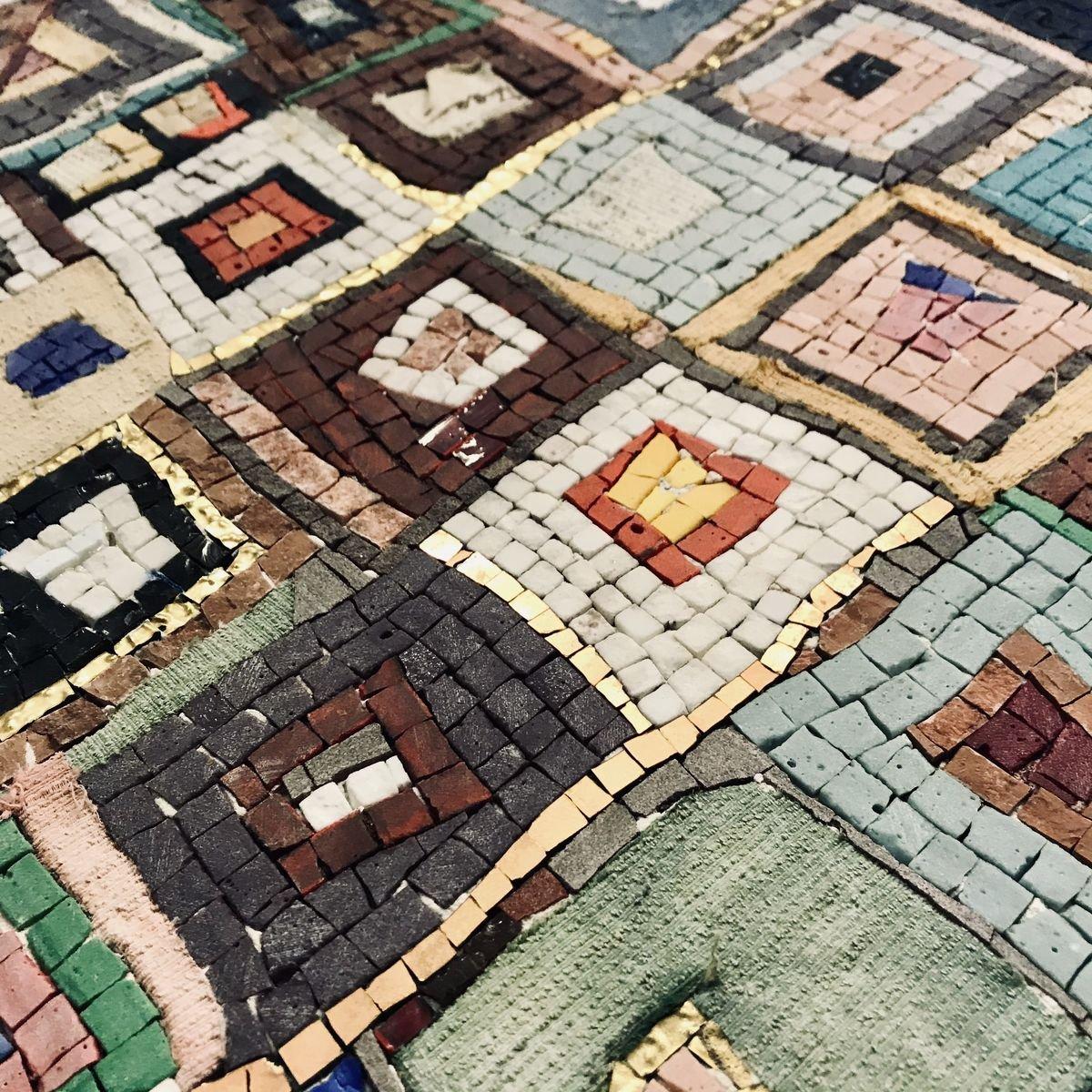 Piastrelle tagliate a mano (mosaici) in vetro e marmi di Venezia.