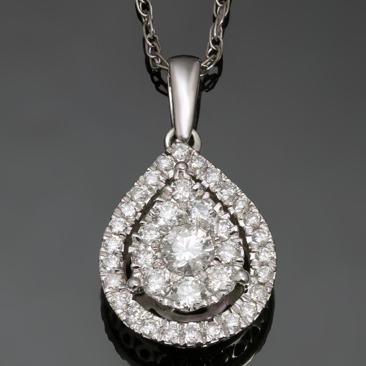 Questa elegante collana contemporanea è realizzata in oro bianco 14k e presenta una scintillante incastonatura a mosaico con diamanti rotondi G-H VS1-VS2 dal taglio brillante per un valore stimato di 0,60 carati. Realizzato negli Stati Uniti intorno