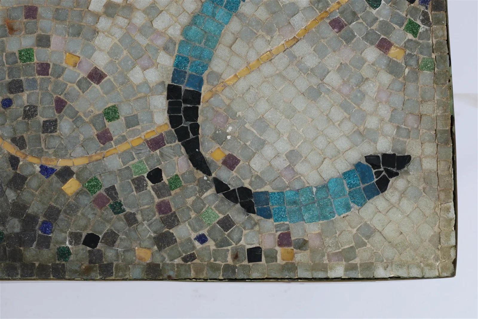 Beistelltisch aus Mosaikfliesen und Messing von Genaro Alvarez (Moderne der Mitte des Jahrhunderts) im Angebot