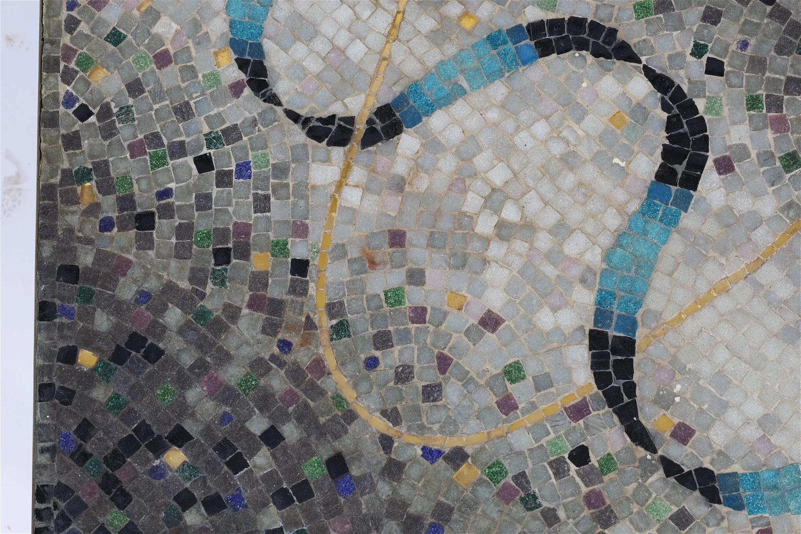 Beistelltisch aus Mosaikfliesen und Messing von Genaro Alvarez (Mexikanisch) im Angebot