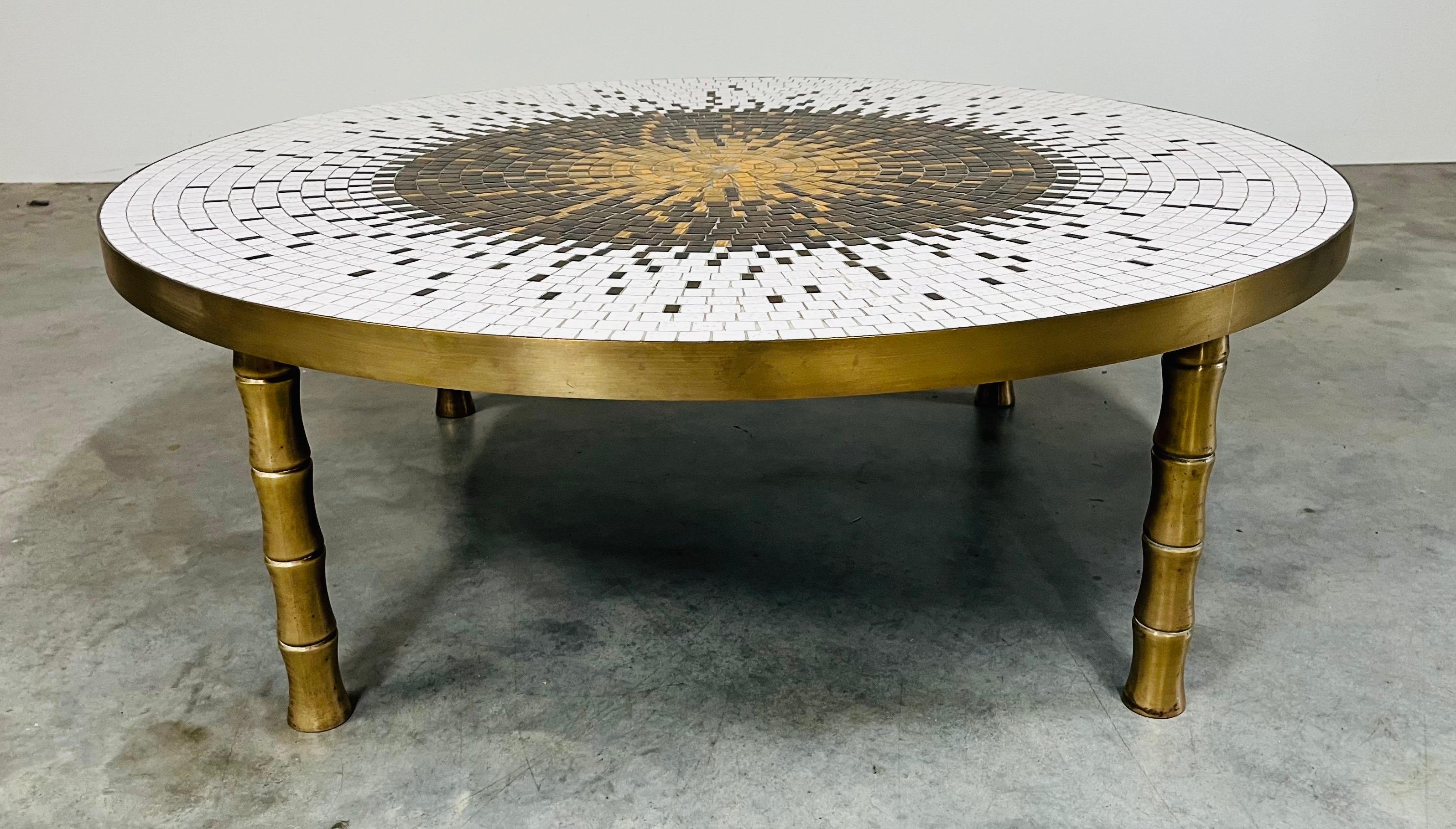 Magnifique table de cocktail en mosaïque de tuiles du milieu du siècle, avec des pieds en faux bambou en laiton massif et des bandes en laiton autour du plateau. Le plateau en mosaïque est soigneusement réalisé avec des carreaux noirs, blancs,