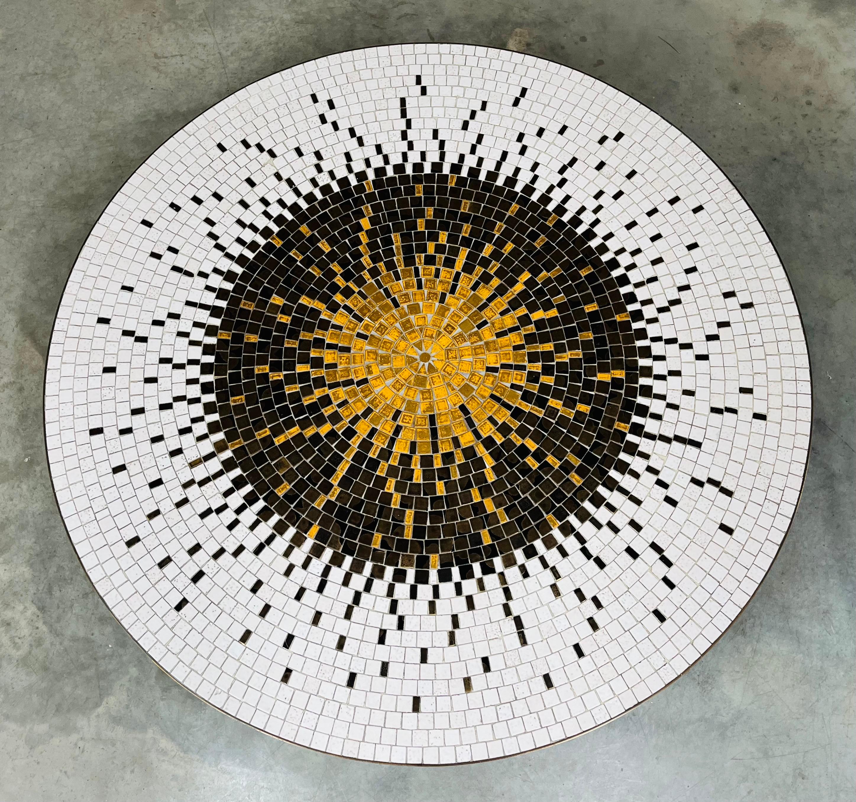 Mid-Century Modern Table de cocktail ronde Sunburst sur pieds en laiton imitation bambou en vente