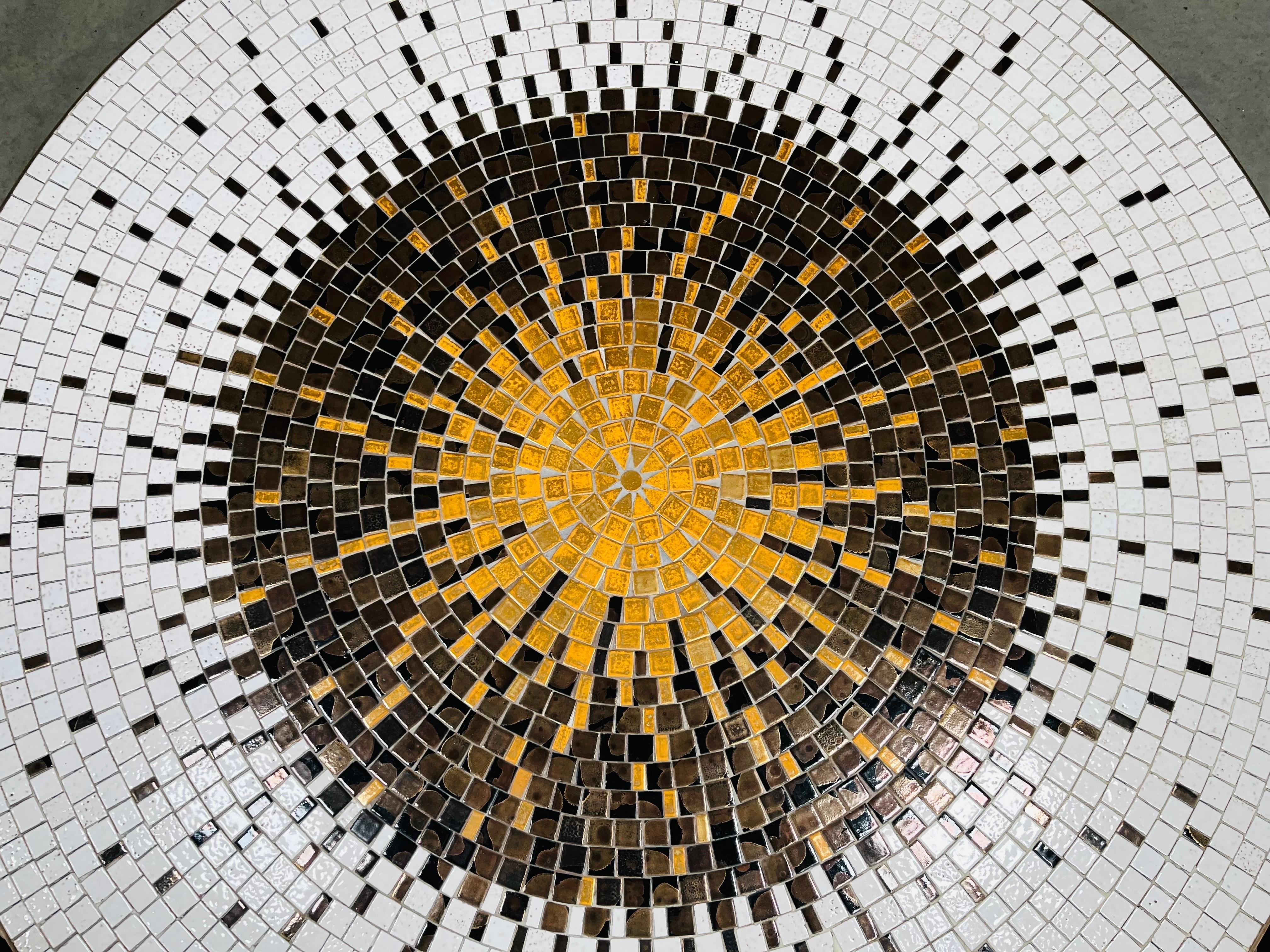 italien Table de cocktail ronde Sunburst sur pieds en laiton imitation bambou en vente