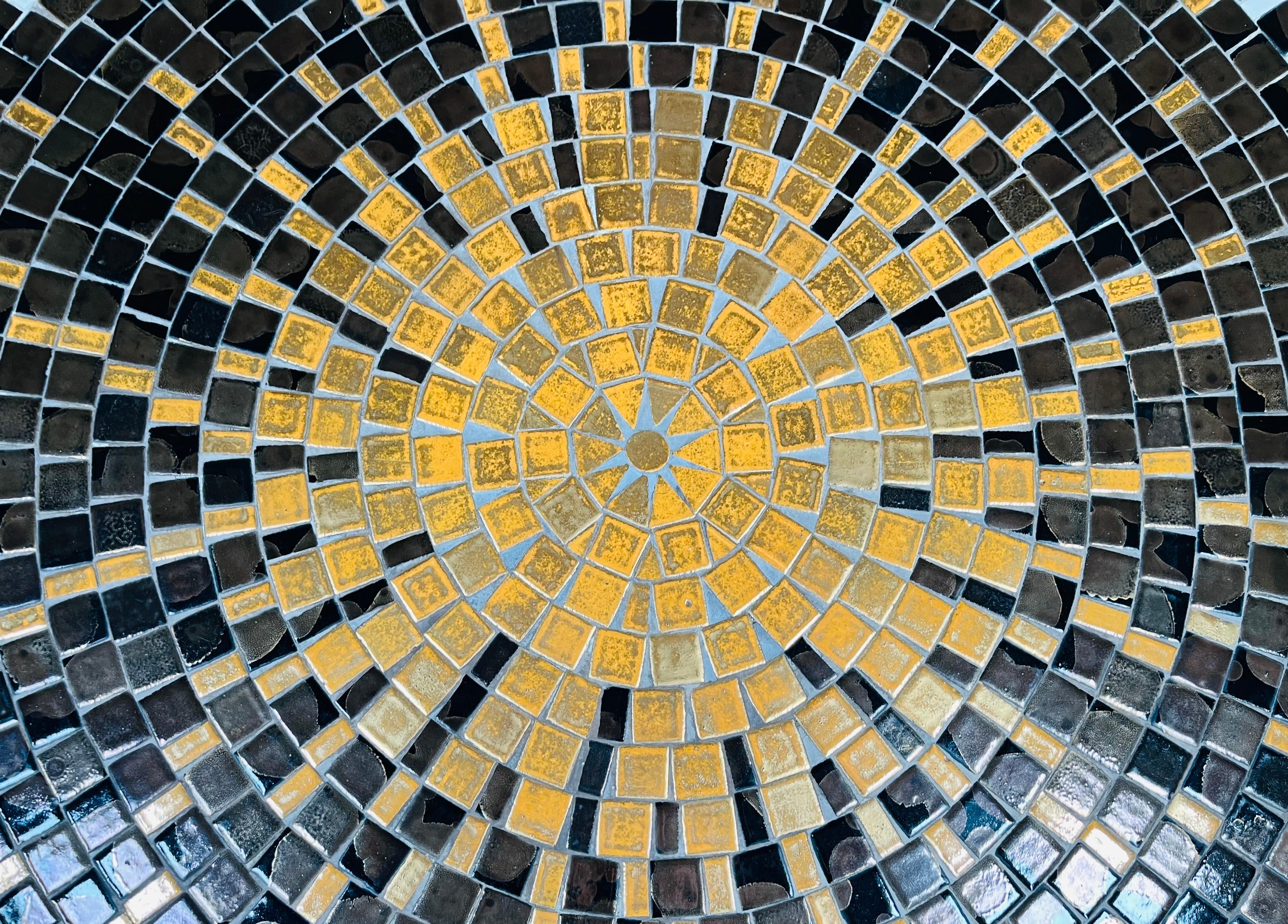 Tourné Table de cocktail ronde Sunburst sur pieds en laiton imitation bambou en vente