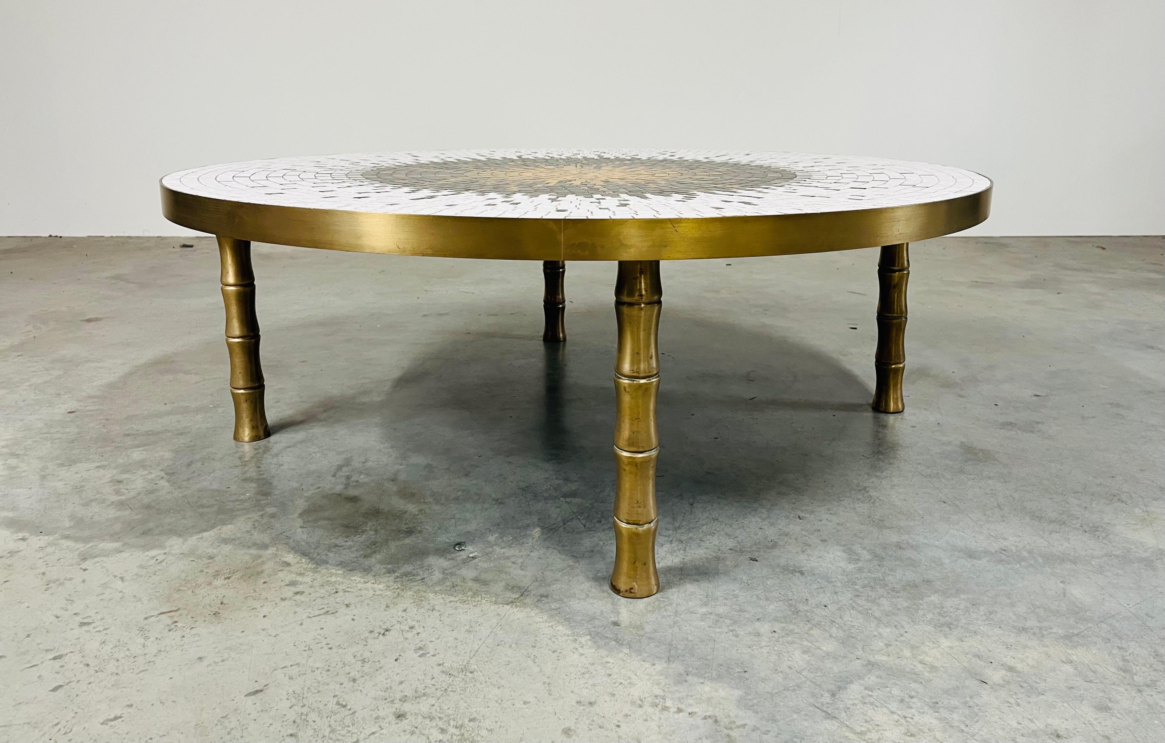 Table de cocktail ronde Sunburst sur pieds en laiton imitation bambou Excellent état - En vente à Southampton, NJ