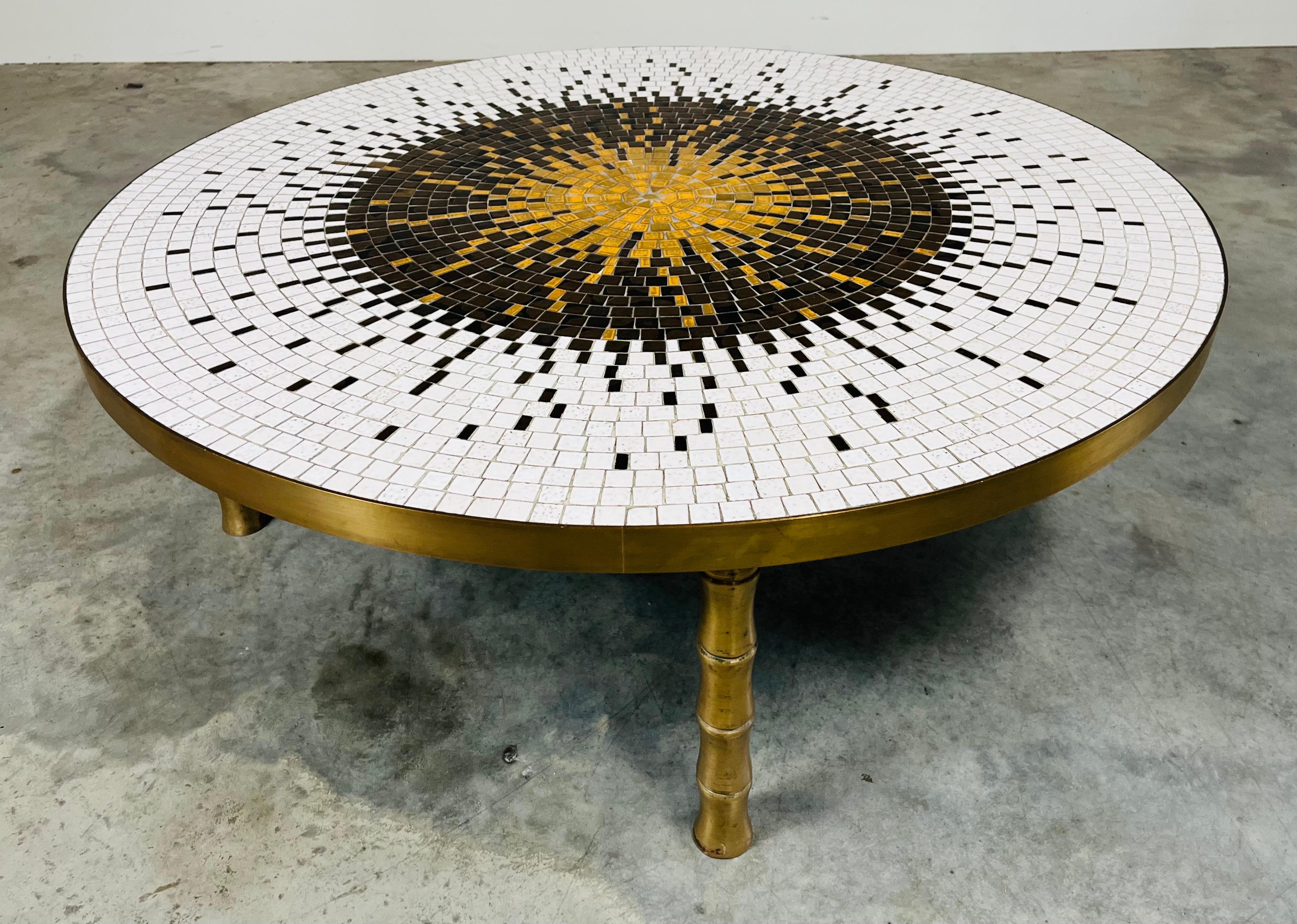 20ième siècle Table de cocktail ronde Sunburst sur pieds en laiton imitation bambou en vente