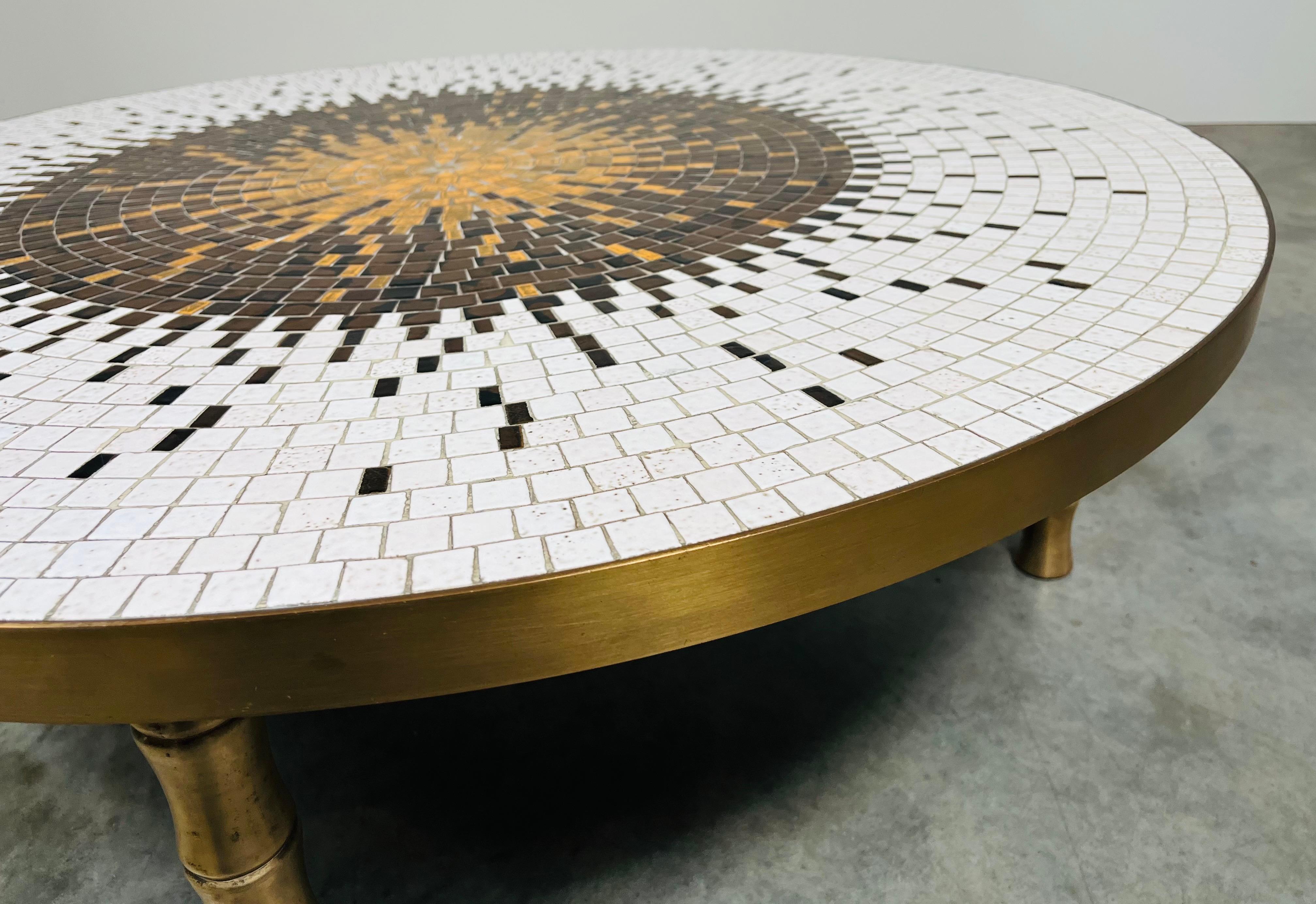 Laiton Table de cocktail ronde Sunburst sur pieds en laiton imitation bambou en vente