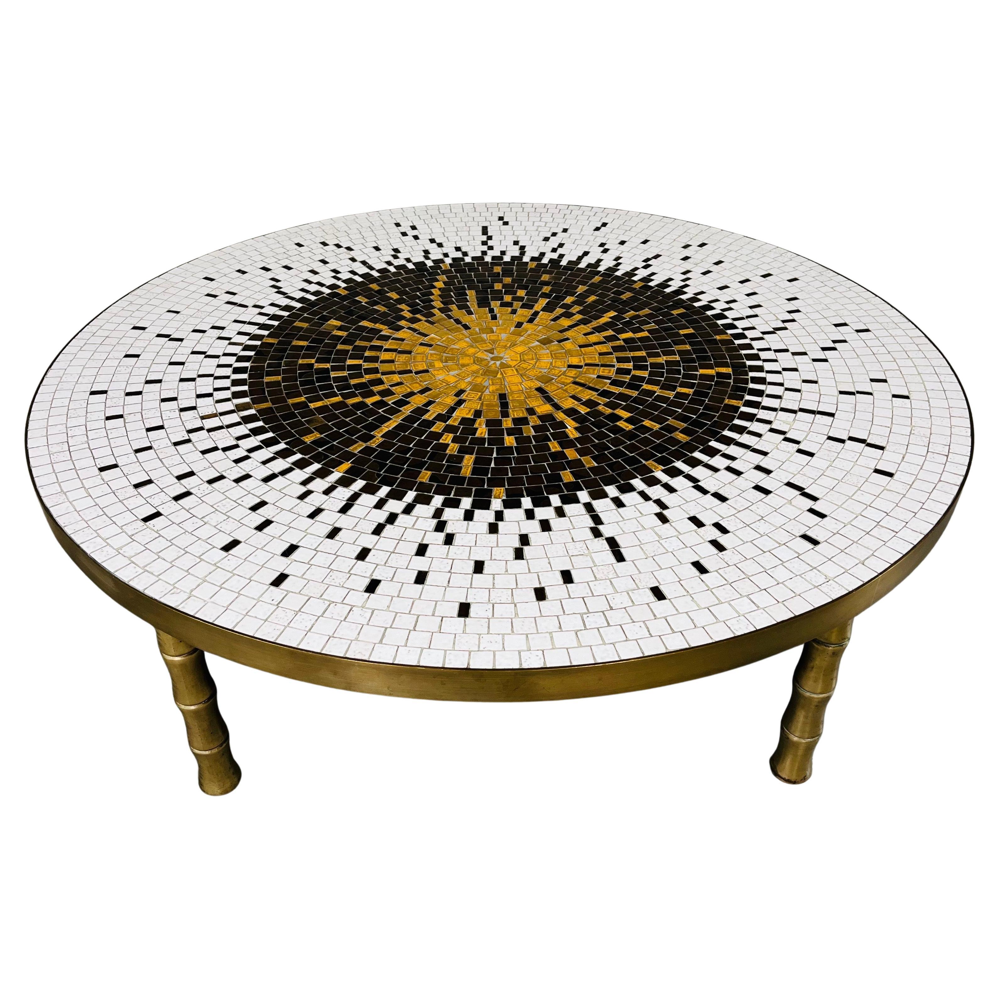 Table de cocktail ronde Sunburst sur pieds en laiton imitation bambou