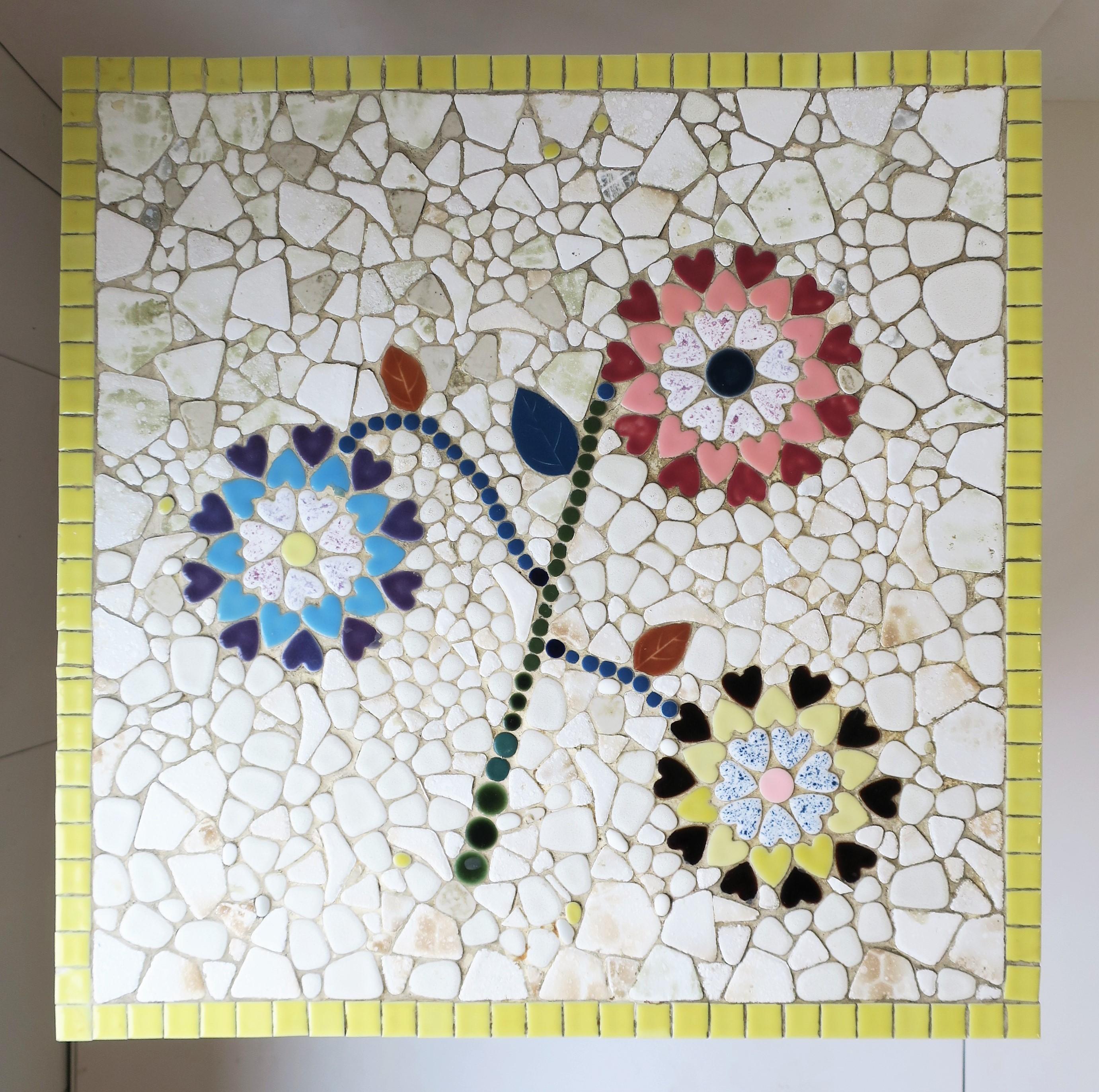 Abschlusstisch mit Mosaikfliesenplatte, um 1960 im Zustand „Gut“ im Angebot in New York, NY