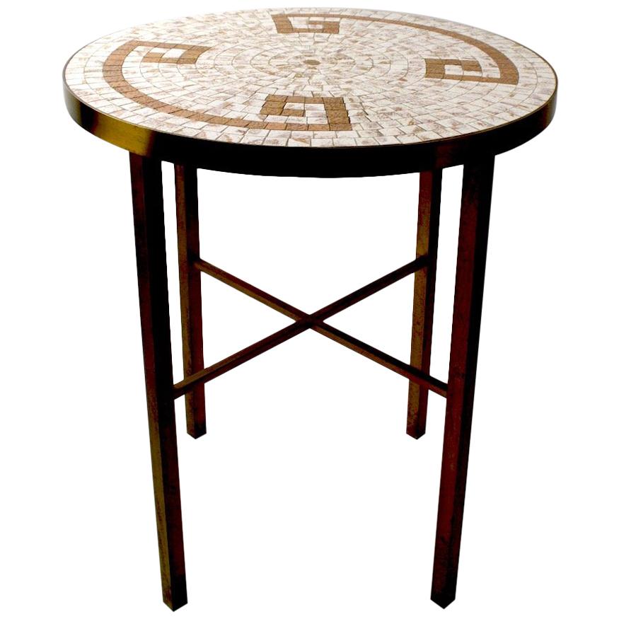 Table à plateau en mosaïque et carreaux avec pieds en laiton en vente