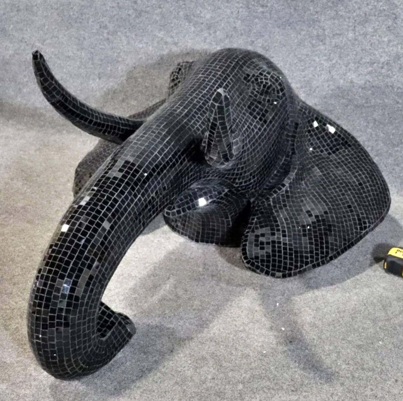 Ganz aus schwarzem Glas geflieste Skulptur eines Elefantenkopfes. Schönes Detail und auffälliger Mosaikeffekt.
Bitte bestätigen Sie den Standort NY oder NJ