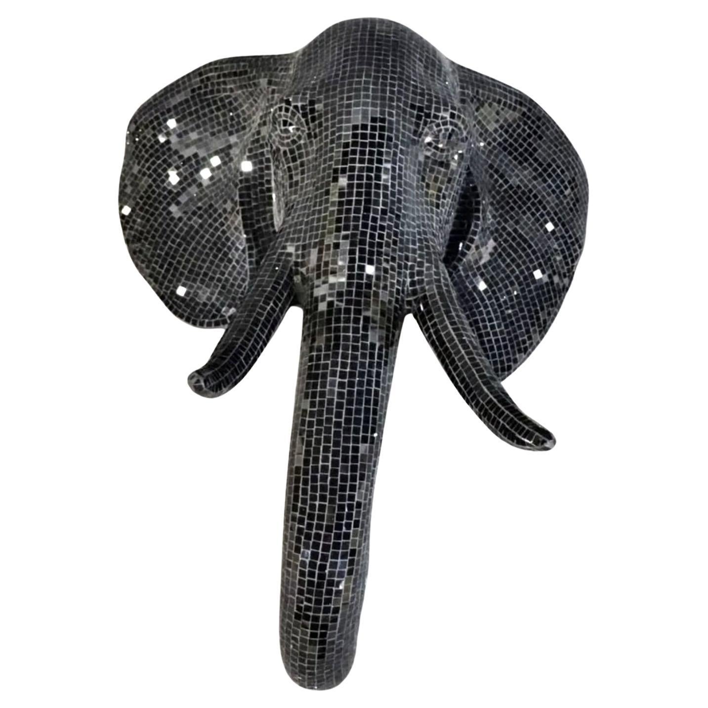 Escultura de elefante con azulejos de mosaico