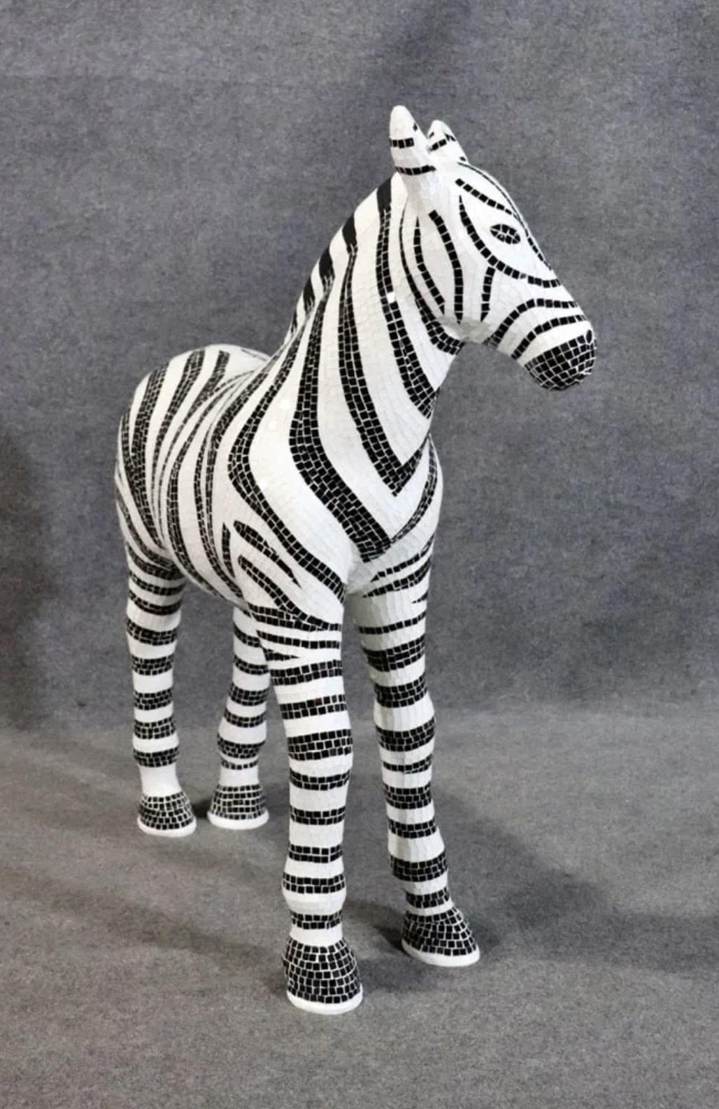 Sculpture en verre carrelé d'une hauteur de 3,5 pieds. Il fait sensation dans n'importe quelle pièce.
Veuillez confirmer le lieu NY ou NJ