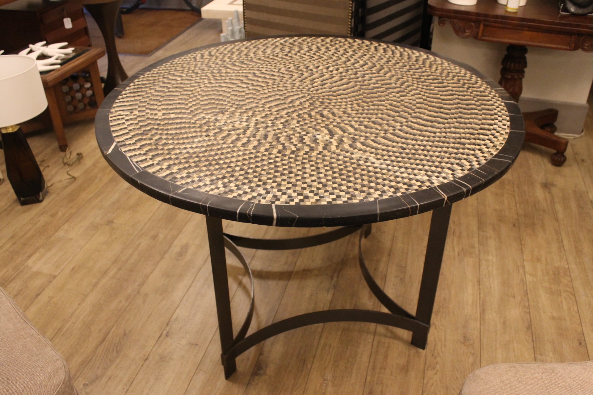 Table ou guéridon avec un plateau en mosaïque, base en fer, le tout réalisé à l'ancienne, de manière antique, les mosaïques sont mises en valeur, pièce unique.

Le contour du plateau en mosaïque est en marbre noir.
Magnifique table centrale dans une