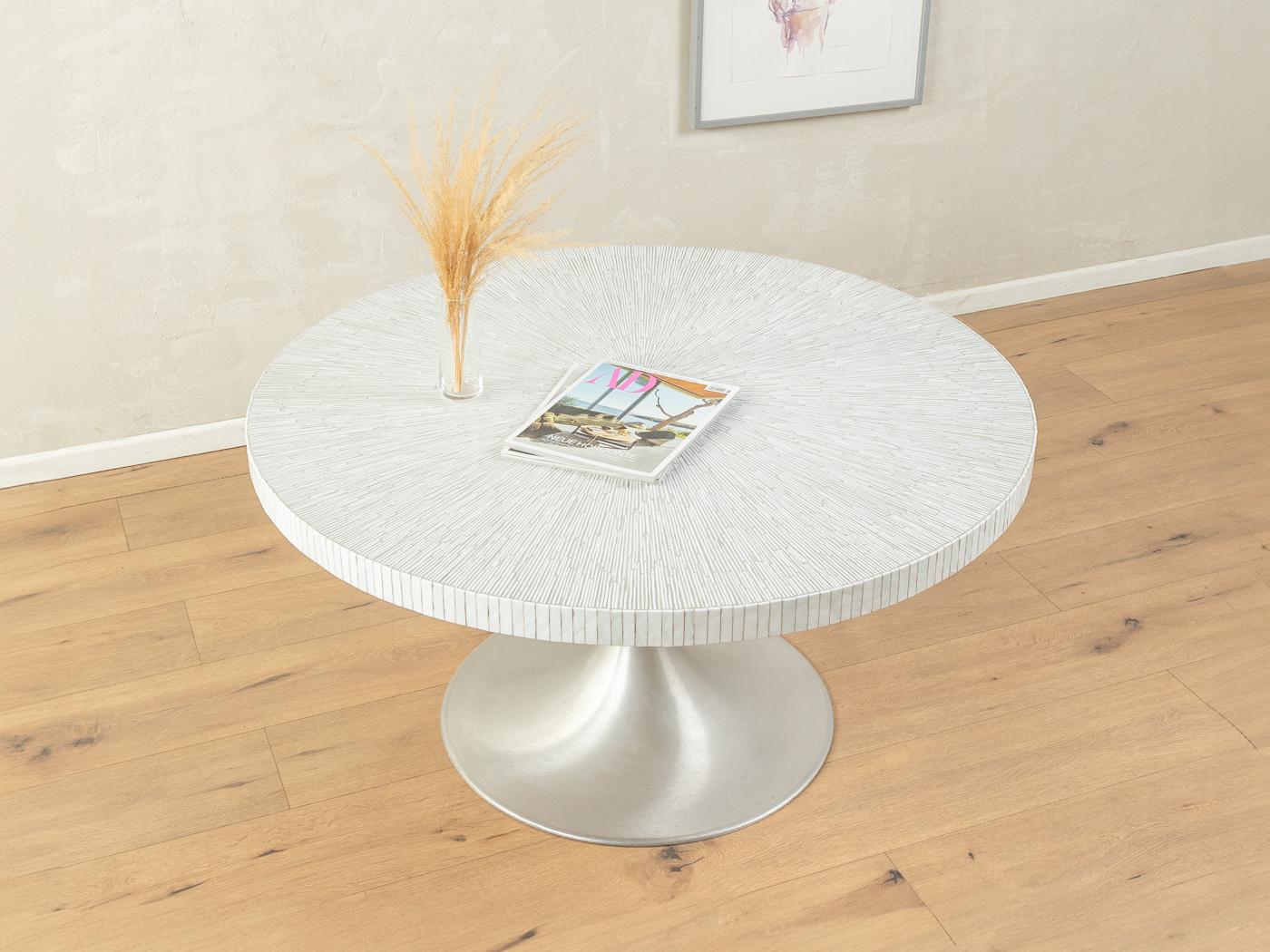Exklusiver Couchtisch aus den 1960er Jahren im Stil von Heinz Lilienthal. Hochwertige Tischplatte mit wunderschönem Mosaik in Weiß und einem Tulpenfuß aus gebürstetem Edelstahl.

Qualitätsmerkmale:
sehr gute Verarbeitung
hochwertige