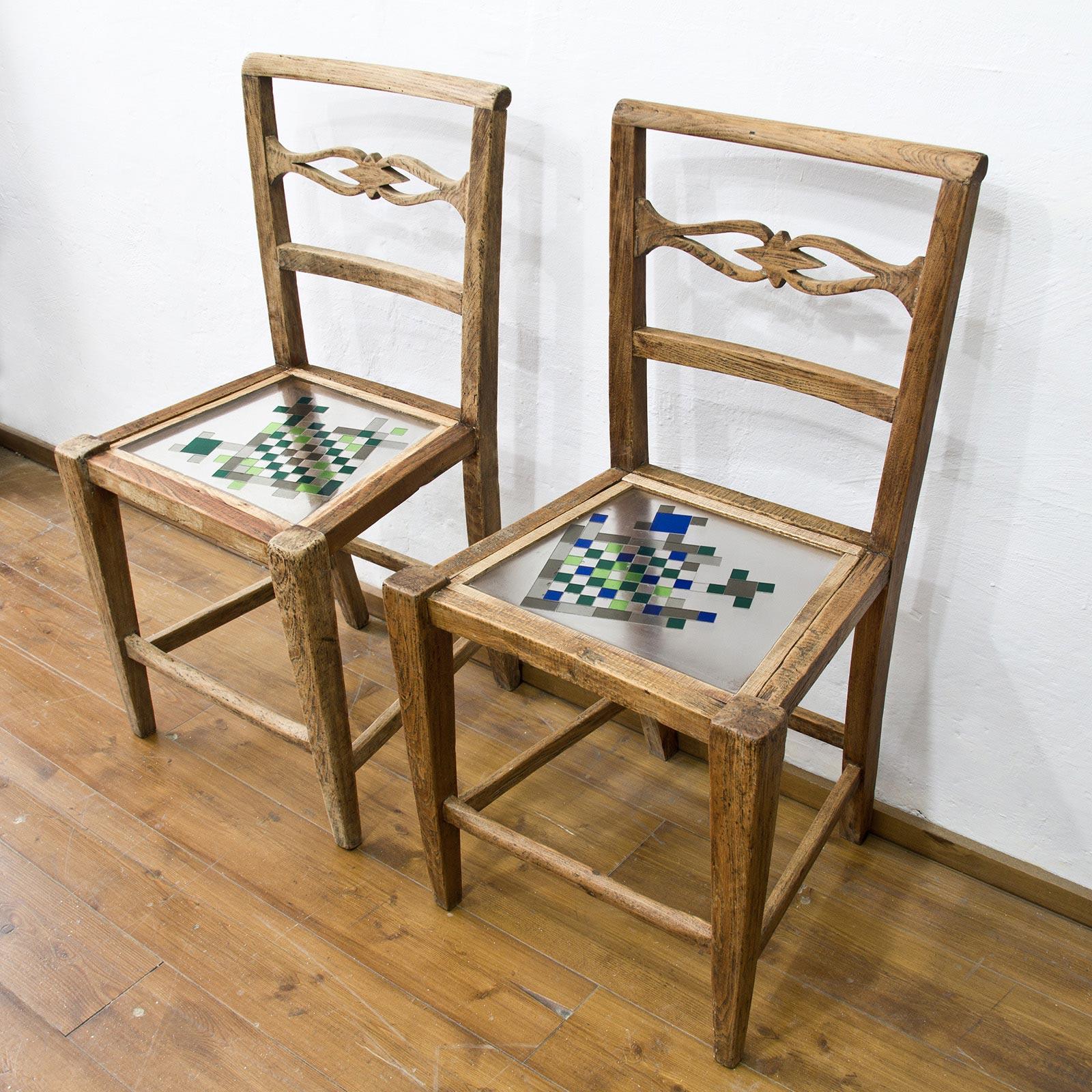 Bois Chaise bleue en bois de châtaignier avec assise en mosaïque par Hillsideout en vente