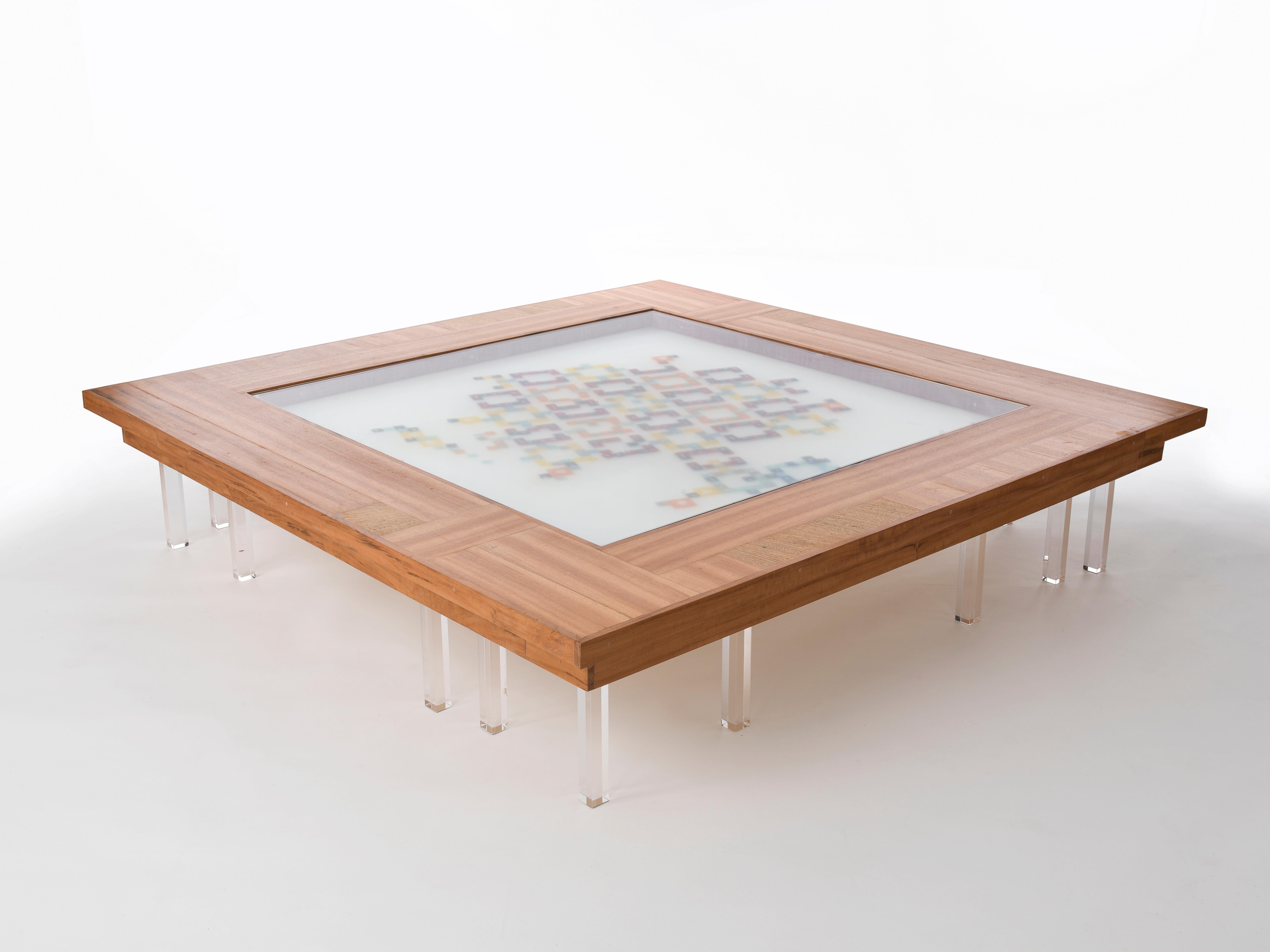 Table basse en mosaïque par Hillsideout
Dimensions : L 150 x P 150 x H 30 cm : L 150 x P 150 x H 30 cm.
MATERIAL : Bois amazoniens fabriqués à la main, acrylique, résine, verre. 

Hillsideout est une collaboration italo-allemande qui combine des