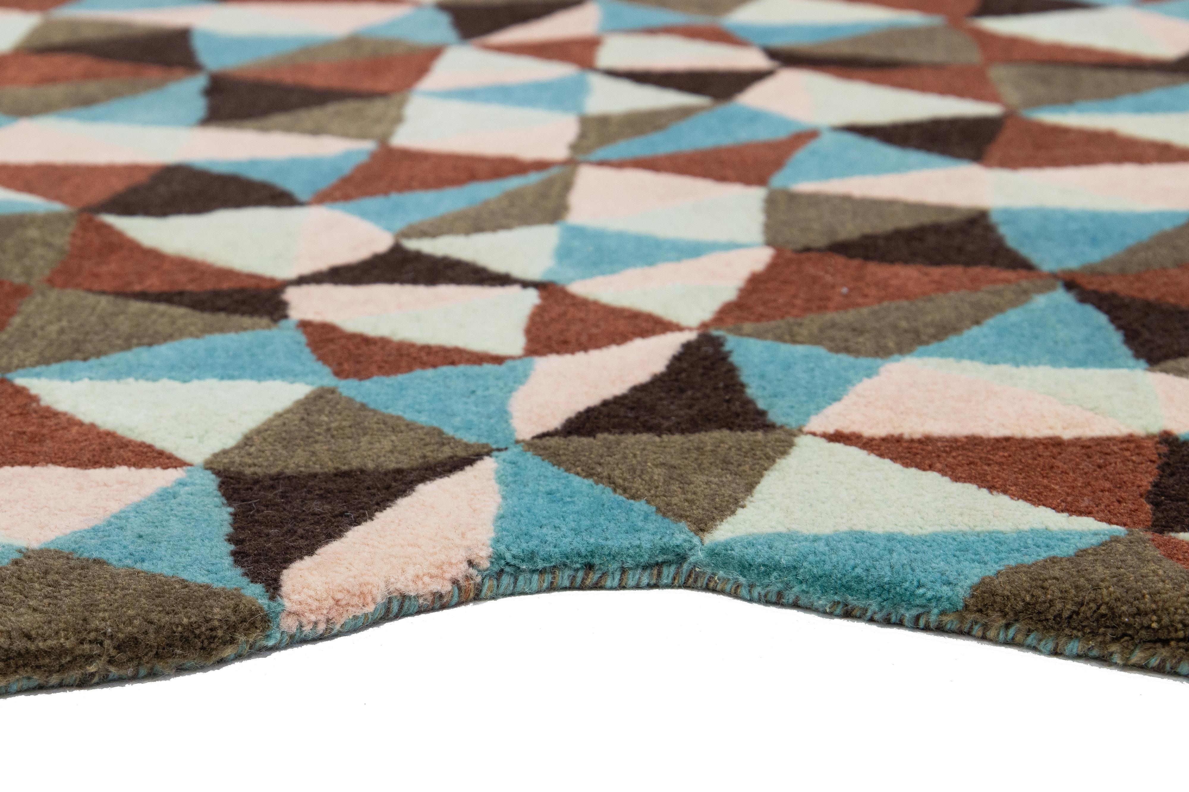 Mosaico Handgetufteter moderner Wollteppich mit mehrfarbigem Muster von Apadana (Indisch) im Angebot