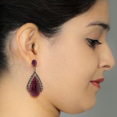 Pendientes Colgantes de Rubí de Mozambique Enjaulado en Diamantes Fabricados en oro amarillo de 18k