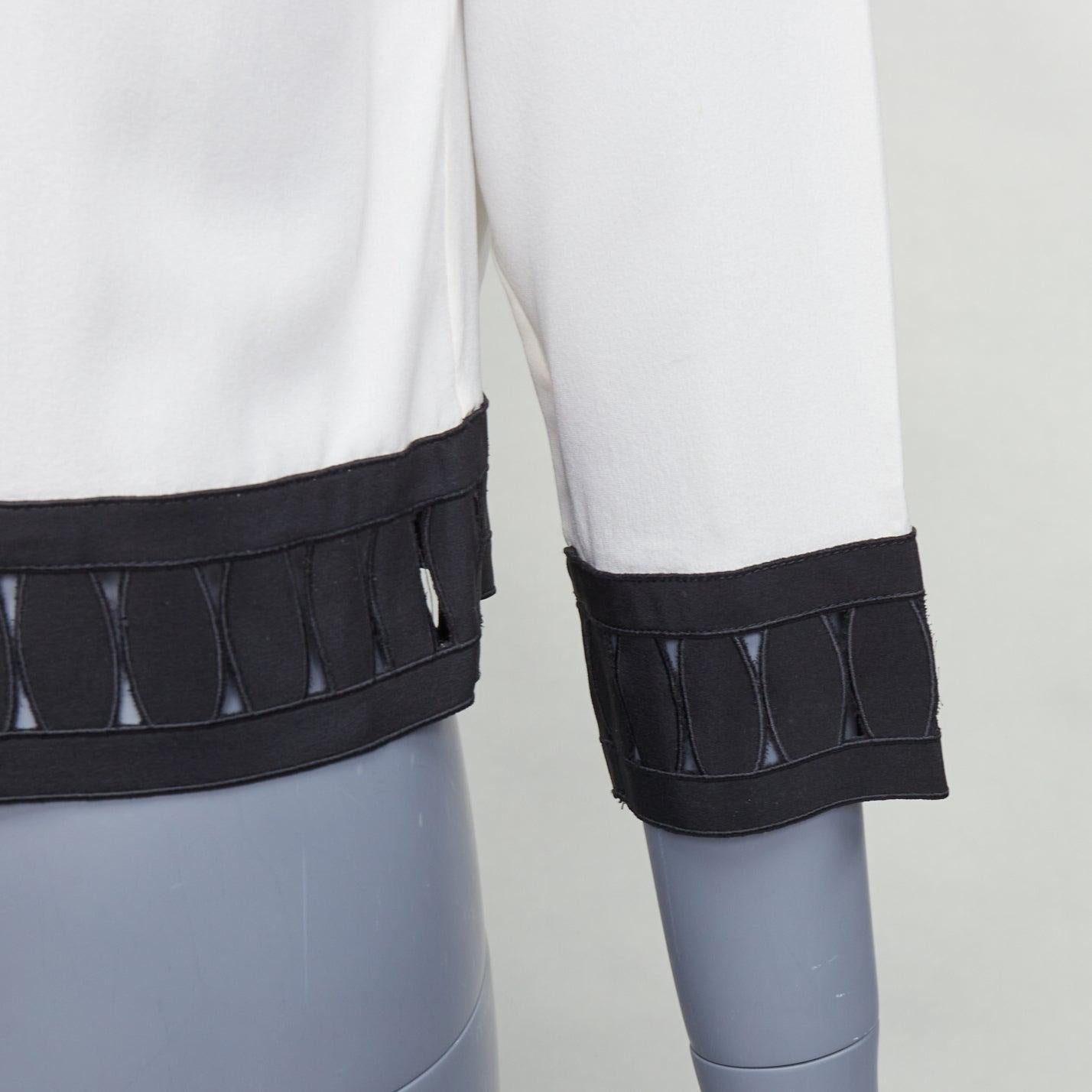 Moschino, top colorblock in 100% seta panna e nero, con orlo applicato, IT38 XS in vendita 2